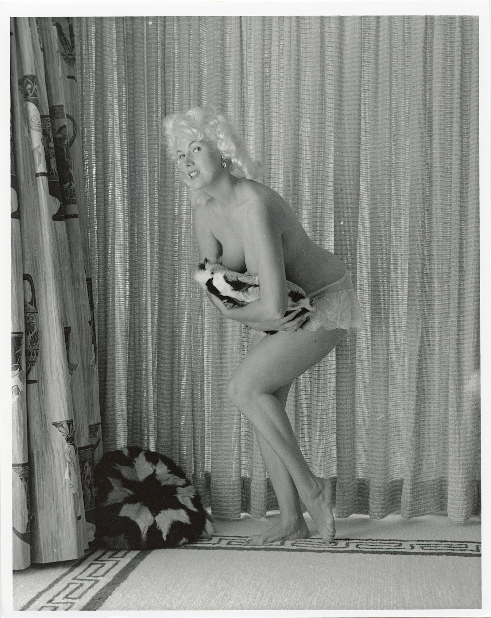 Original Photo Pin Up Estate BUNNY YEAGER 10 x 8 Inch: Model BUNNY YEAGER (Self Portrait). This lot is coming from Bunny Yeager's estate/archives. Linnea Eleanor "Bunny" Yeager (March 13, 1929 - May 24, 2014) was an American photographer and pin-up model.