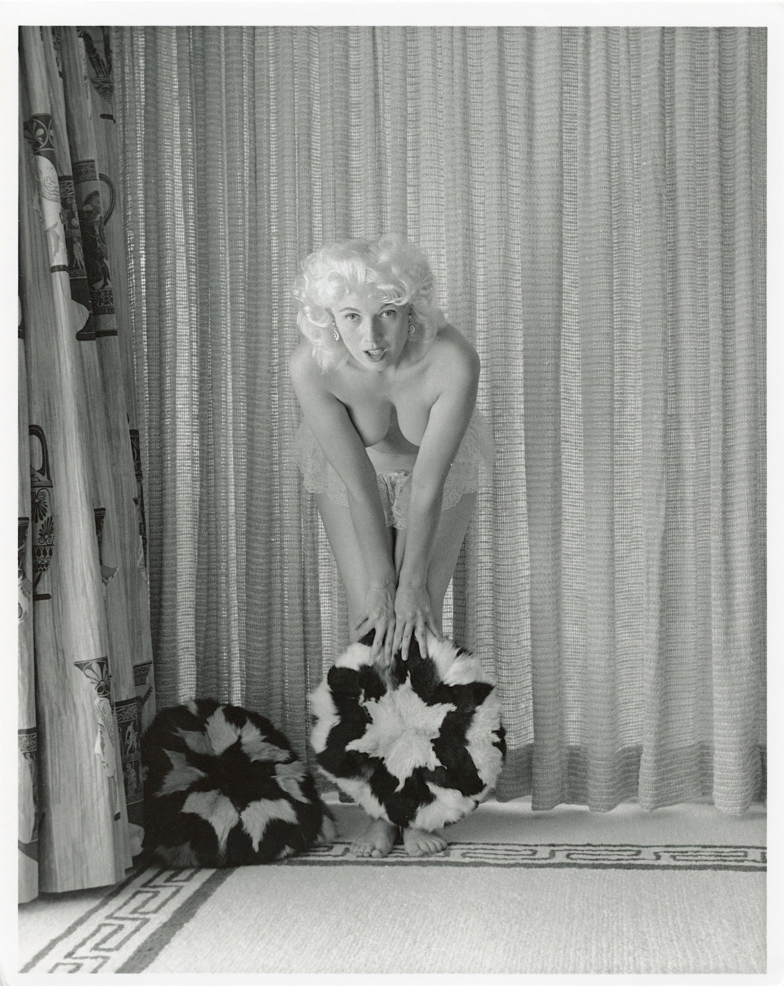 Original Photo Pin Up Estate BUNNY YEAGER 10 x 8 Inch: Model BUNNY YEAGER (Self Portrait). This lot is coming from Bunny Yeager's estate/archives. Linnea Eleanor "Bunny" Yeager (March 13, 1929 - May 24, 2014) was an American photographer and pin-up model.