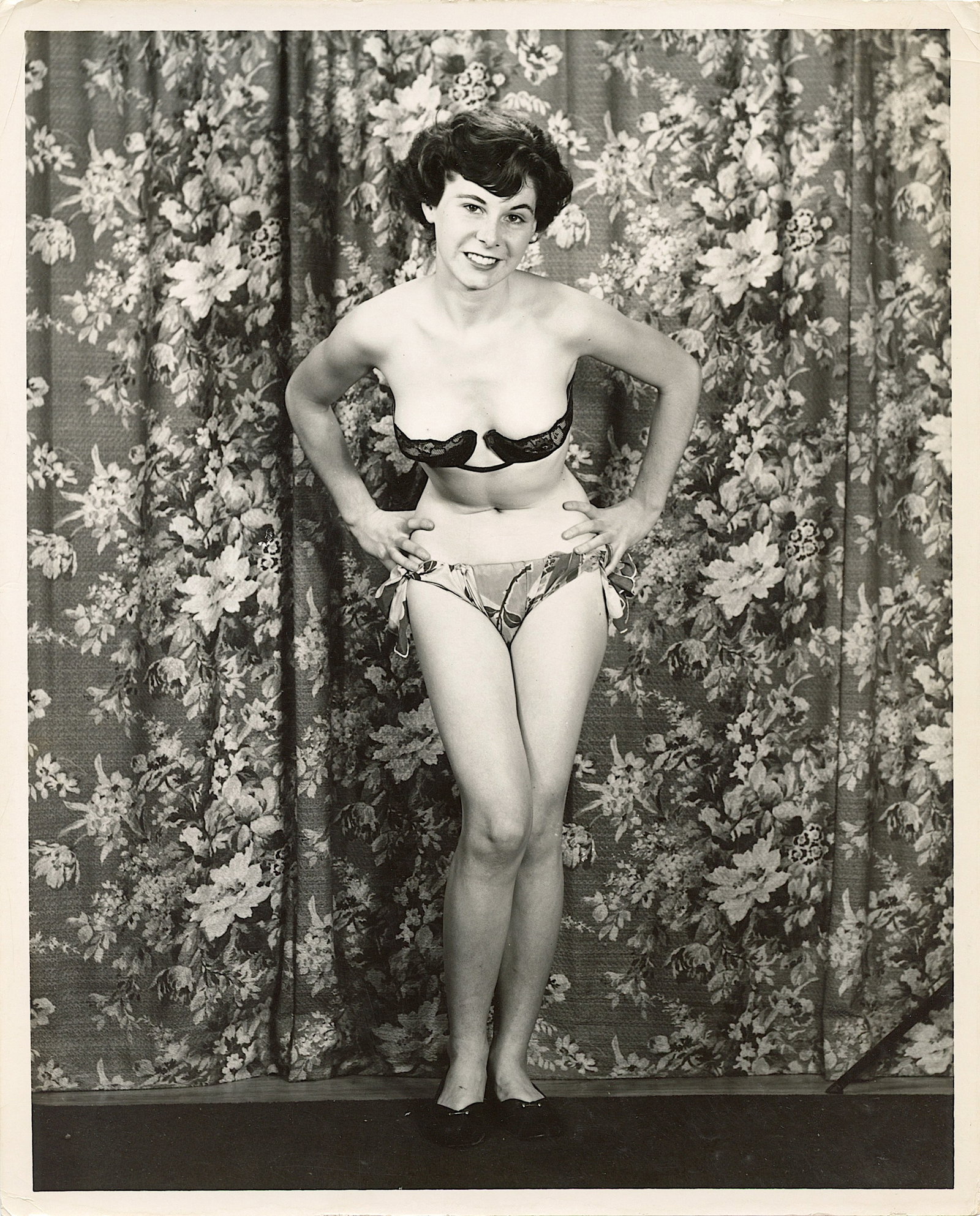 Original Photo Pin Up Estate BUNNY YEAGER 10 x 8 Inch: Model DOLORES MENDOZA. This lot is coming from Bunny Yeager's estate/archives. Linnea Eleanor "Bunny" Yeager (March 13, 1929 - May 24, 2014) was an American photographer and pin-up model. She met Bett