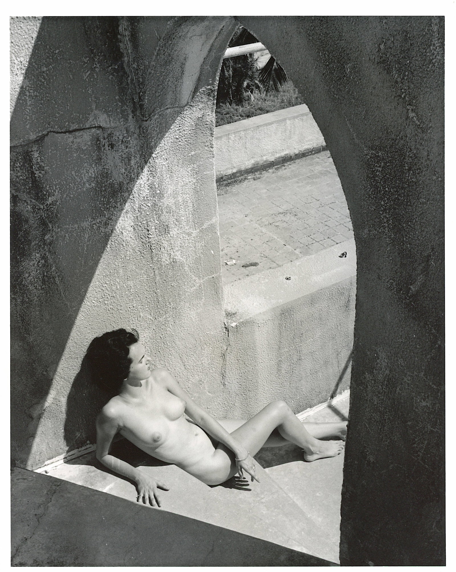 Original Photo Pin Up Estate BUNNY YEAGER 10 x 8 Inch: This lot is coming from Bunny Yeager's estate/archives. Linnea Eleanor "Bunny" Yeager (March 13, 1929 - May 24, 2014) was an American photographer and pin-up model. She met Bettie Page in 1954, and to
