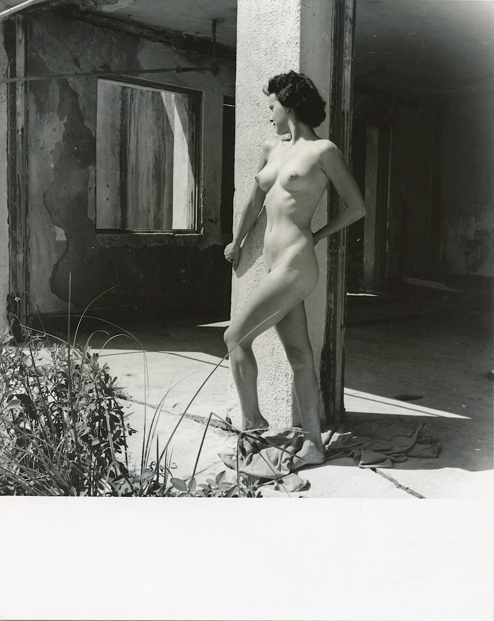 Original Photo Pin Up Estate BUNNY YEAGER 10 x 8 Inch: This lot is coming from Bunny Yeager's estate/archives. Linnea Eleanor "Bunny" Yeager (March 13, 1929 - May 24, 2014) was an American photographer and pin-up model. She met Bettie Page in 1954, and to