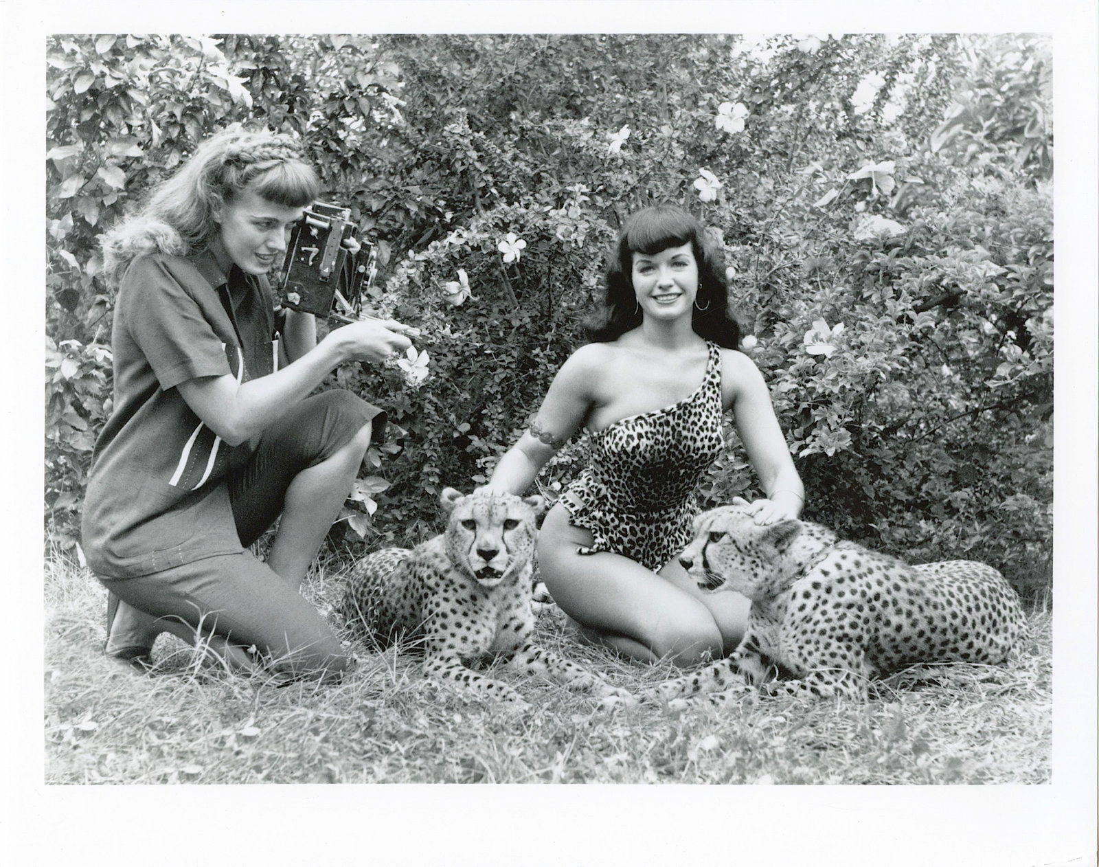 Original Photo Pin Up Estate BUNNY YEAGER 10 x 8 Inch: Model BETTIE PAGE. This lot is coming from Bunny Yeager's estate/archives. Linnea Eleanor "Bunny" Yeager (March 13, 1929 - May 24, 2014) was an American photographer and pin-up model. She met Bettie P