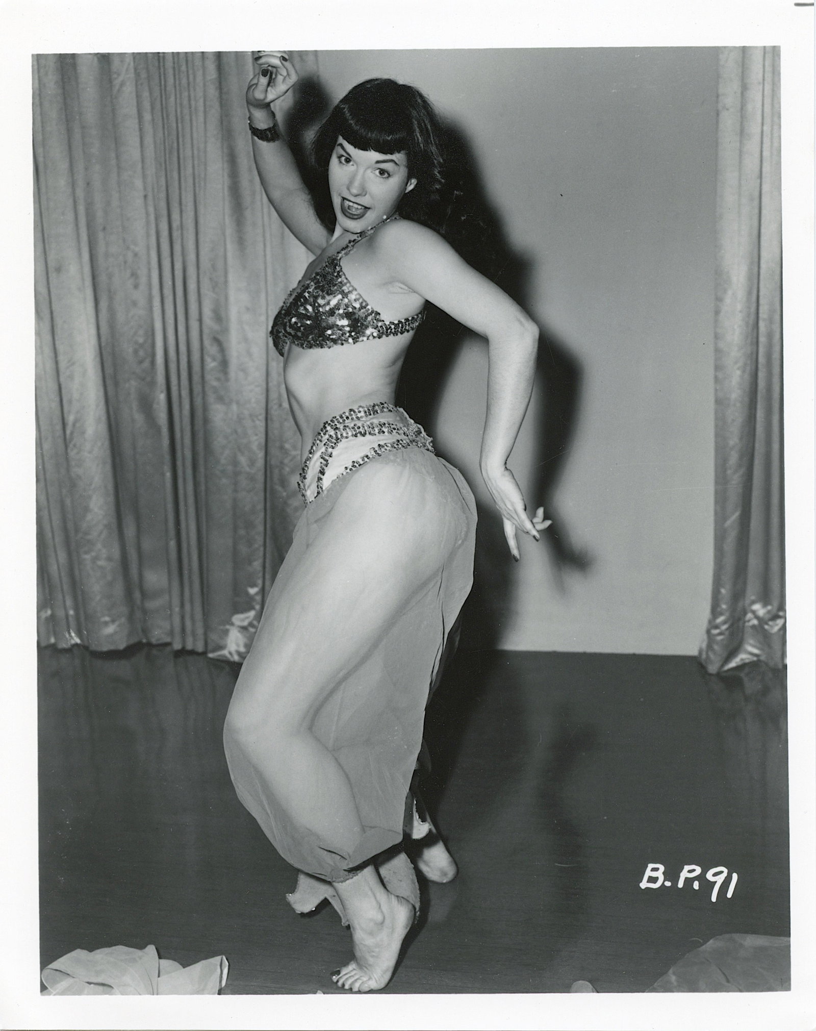 Original Photo Pin Up Estate BUNNY YEAGER 10 x 8 Inch: Model BETTIE PAGE. This lot is coming from Bunny Yeager's estate/archives. Linnea Eleanor "Bunny" Yeager (March 13, 1929 - May 24, 2014) was an American photographer and pin-up model. She met Bettie P
