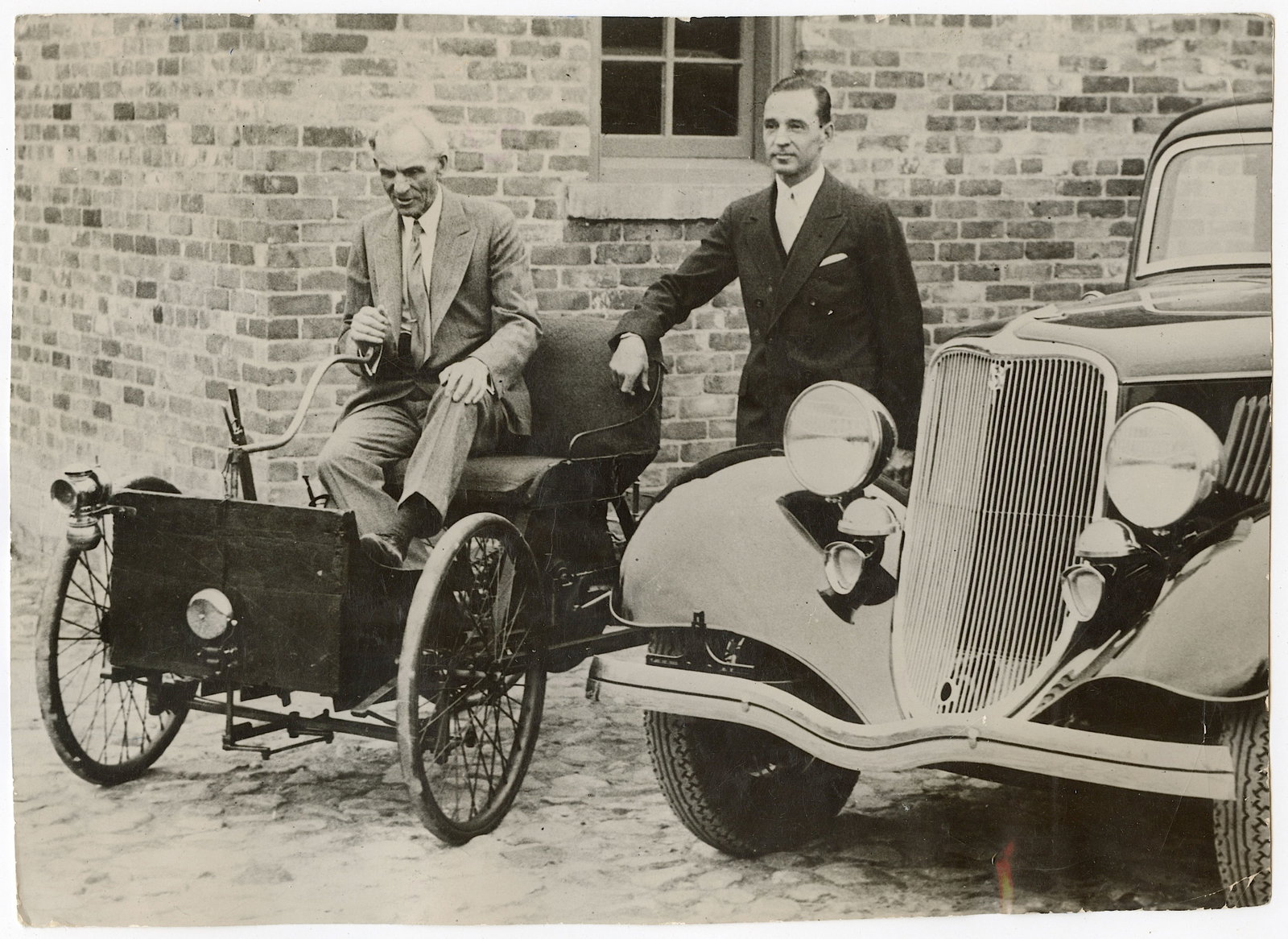 Original Rare Historical Photo Henry Ford: Original photo with provenance from a deceased collectors un the US and Europe. The dimensions are Approx. 6.5" x 9"(Small variances can occur)".We have attached quality images to show its actual cond