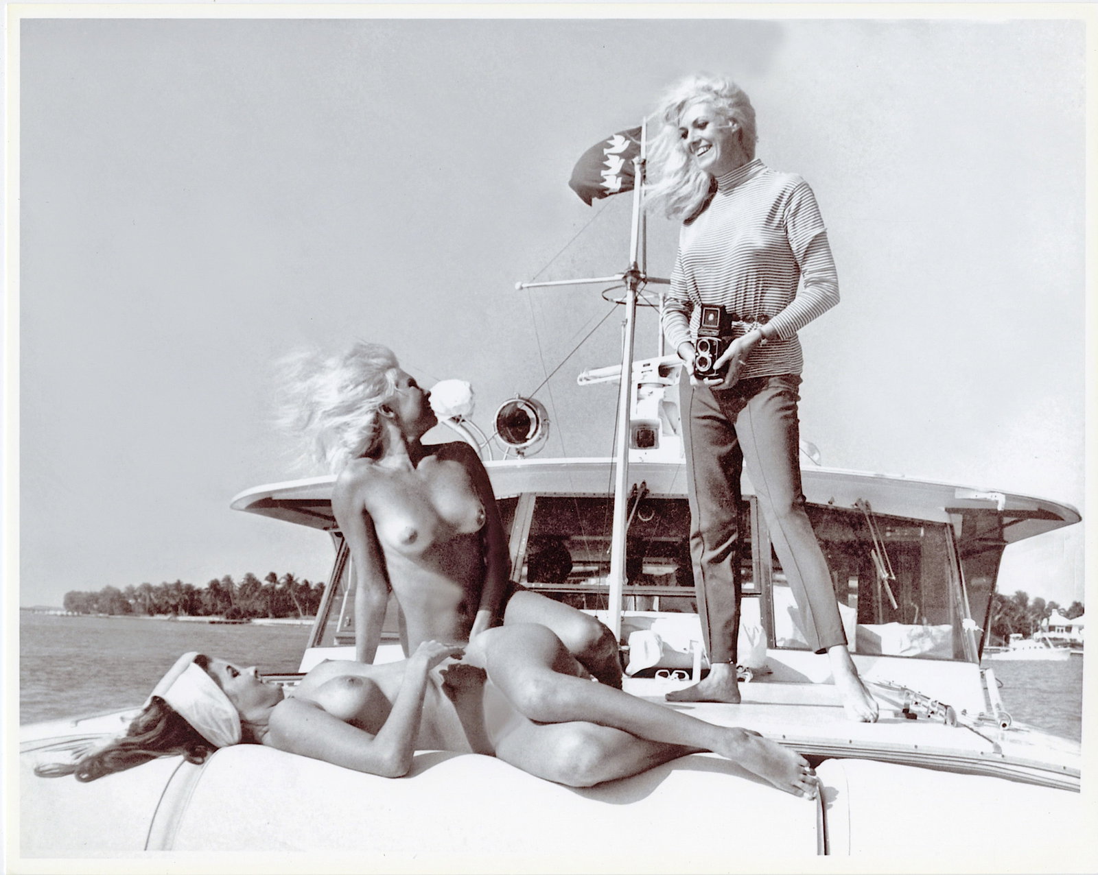 From Estate BUNNY YEAGER Original Pin Up Photo: This lot is coming from Bunny Yeager's estate/archives. Linnea Eleanor "Bunny" Yeager (March 13, 1929 - May 24, 2014) was an American photographer and pin-up model. She met Bettie Page in 1954, and to