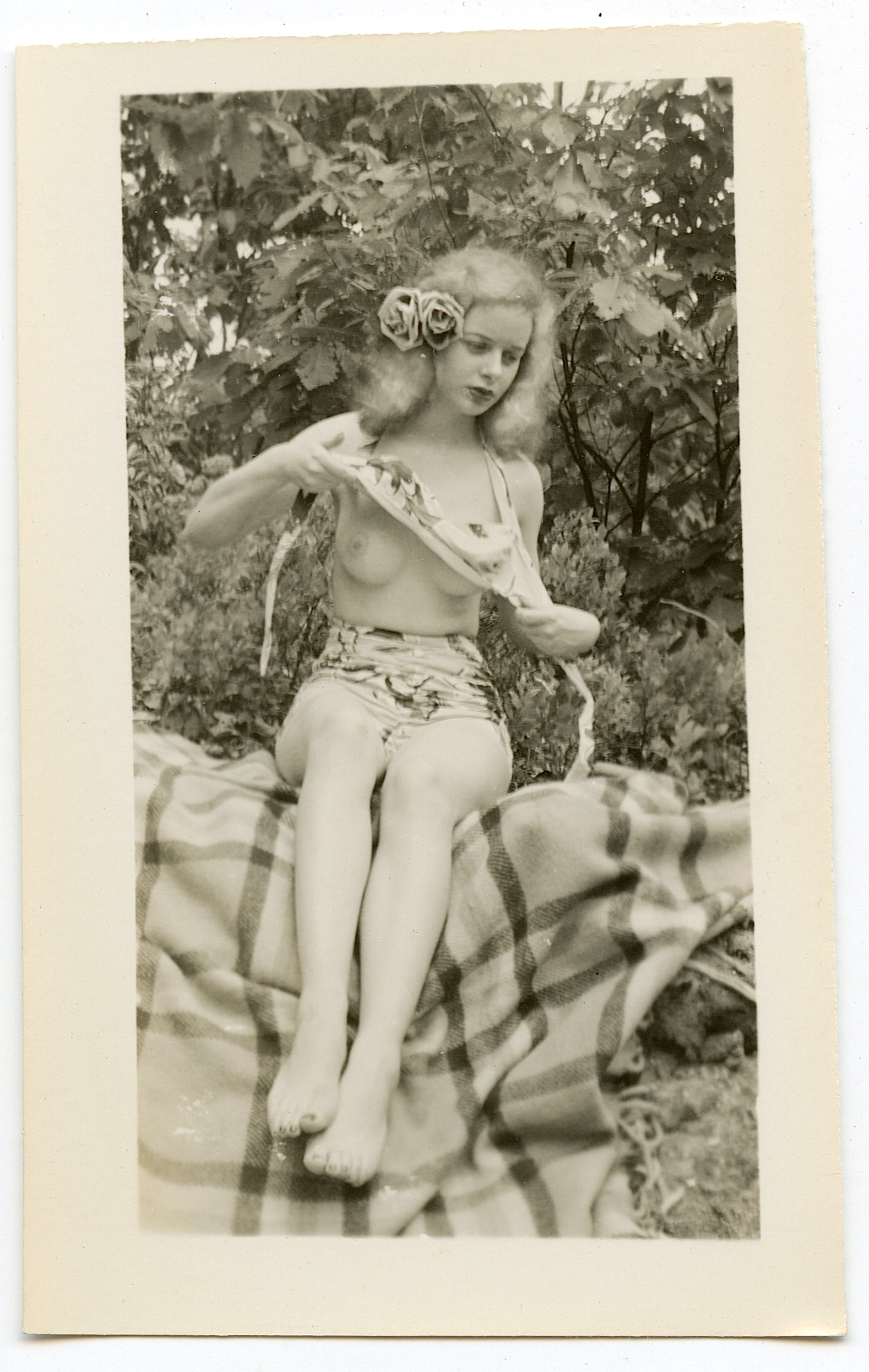 Original Vintage Photo Nude Pin Up Female: This lot is coming from Bunny Yeager's estate/archives. Linnea Eleanor "Bunny" Yeager (March 13, 1929 - May 24, 2014) was an American photographer and pin-up model. She met Bettie Page in 1954, and to