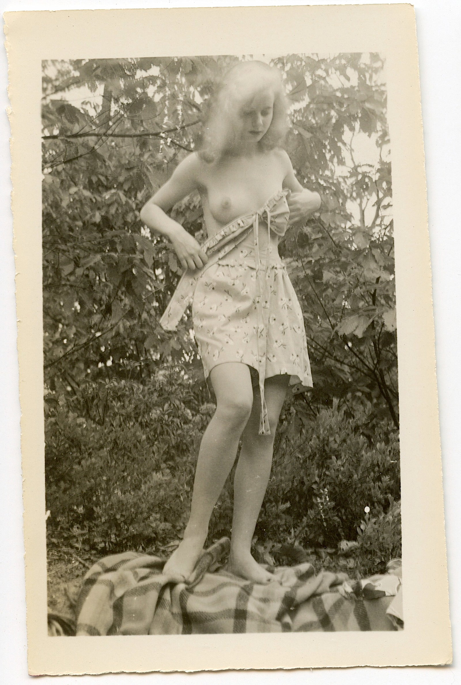 Original Vintage Photo Nude Pin Up Female: This lot is coming from Bunny Yeager's estate/archives. Linnea Eleanor "Bunny" Yeager (March 13, 1929 - May 24, 2014) was an American photographer and pin-up model. She met Bettie Page in 1954, and to