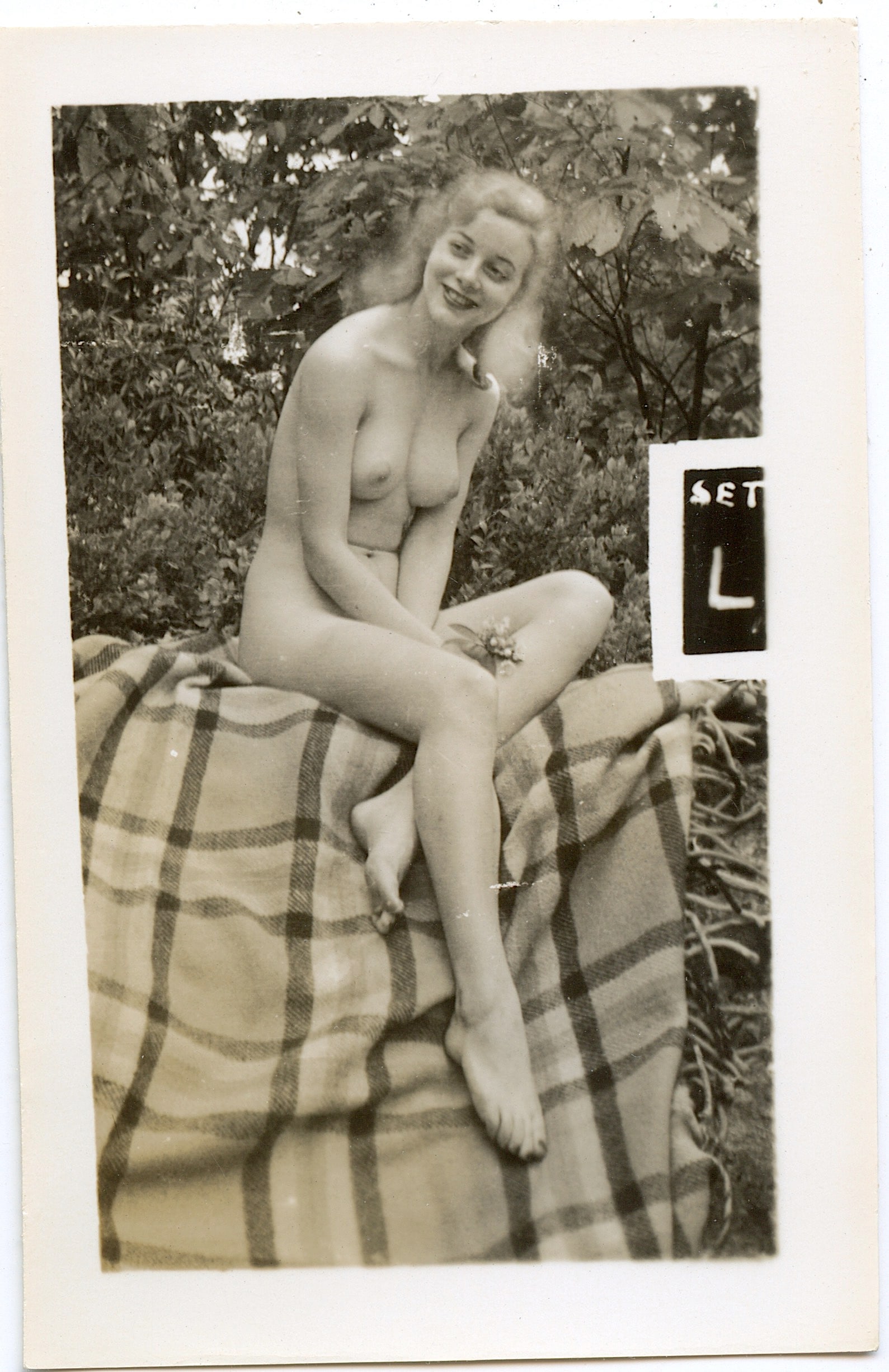 Original Vintage Photo Nude Pin Up Female: This lot is coming from Bunny Yeager's estate/archives. Linnea Eleanor "Bunny" Yeager (March 13, 1929 - May 24, 2014) was an American photographer and pin-up model. She met Bettie Page in 1954, and to