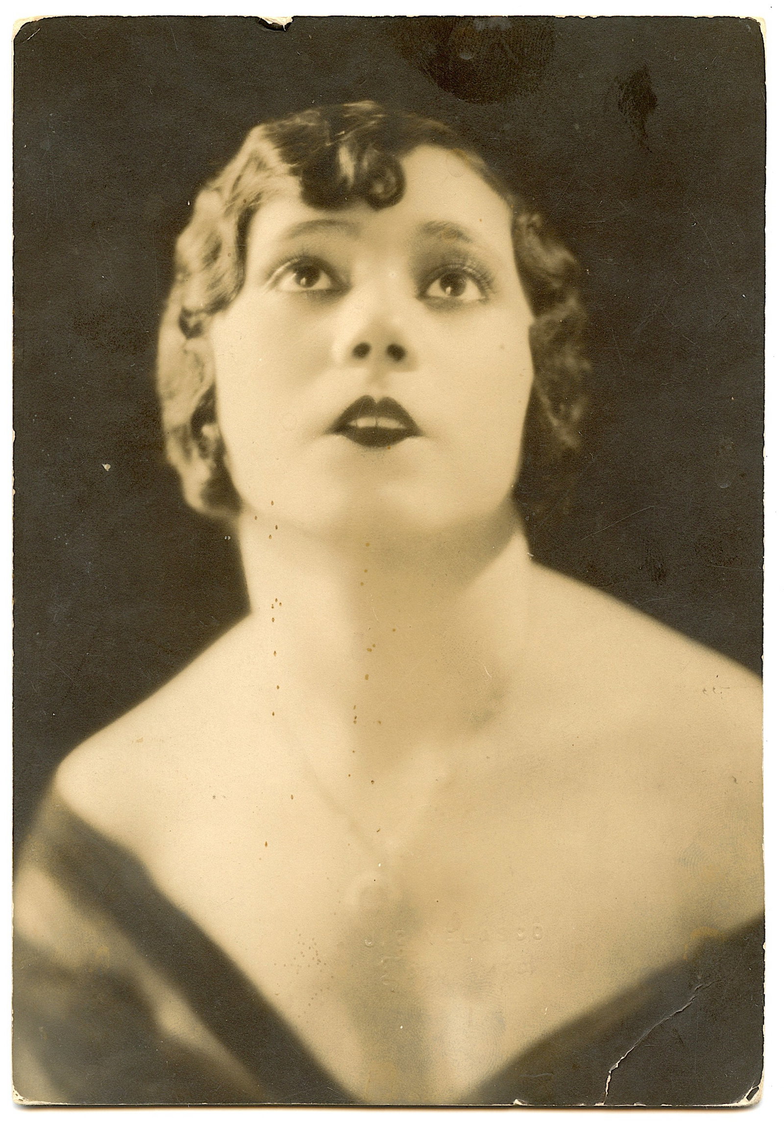 Antique Original Photo Female 1920s: This item has been discovered as part of inheritances or collections. Original photograph on hardcard. The dimensions are Approx. 7" x 4.75". This lot is located in Boca Raton, Fl and its shipment wil