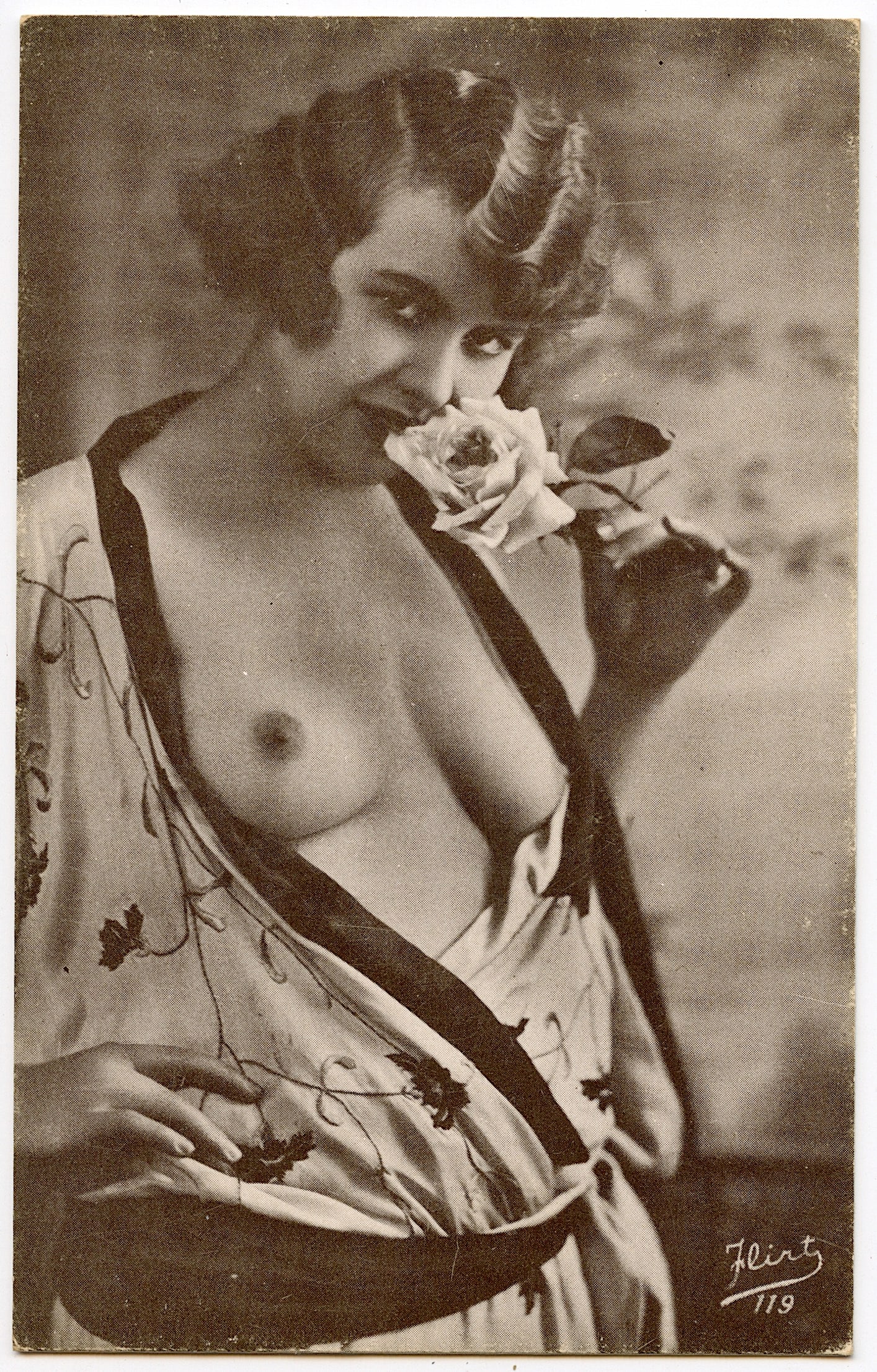 Vintage Original Gravure Postcard French Nude Female: The dimensions of an antique postcard are Approx. 5.5"x 3.5" (small variances can occur). This lot is located in Boca Raton, Fl and its shipment will be made directly by Artelisted. Shipping insurance