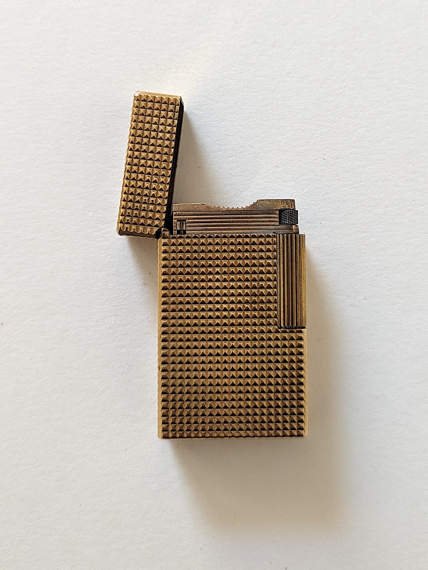 Vintage Antique DUPONT Gold Plated Lighter: Provenance from the estate of a deceased collector in South Florida. We have attached quality images to show its actual condition. This lot is located in Boca Raton, Fl and its shipment will be made d