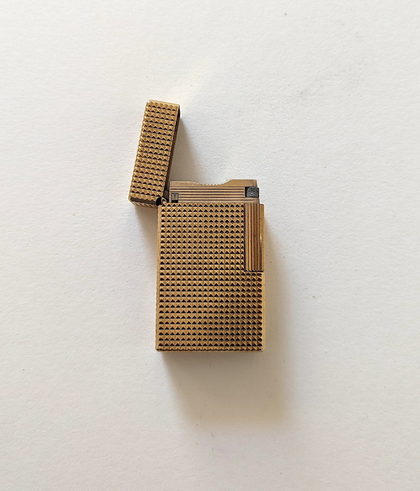 Vintage Antique DUPONT Gold Plated Lighter: Provenance from the estate of a deceased collector in South Florida. We have attached quality images to show its actual condition. This lot is located in Boca Raton, Fl and its shipment will be made d
