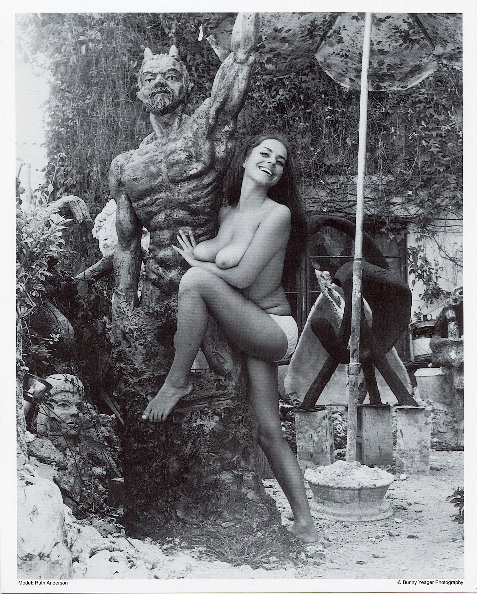 Original BUNNY YEAGER Pin Up Litho Ruth Anderson: This lot is coming from Bunny Yeager's estate/archives. Linnea Eleanor "Bunny" Yeager (March 13, 1929 - May 24, 2014) was an American photographer and pin-up model. She met Bettie Page in 1954, and to