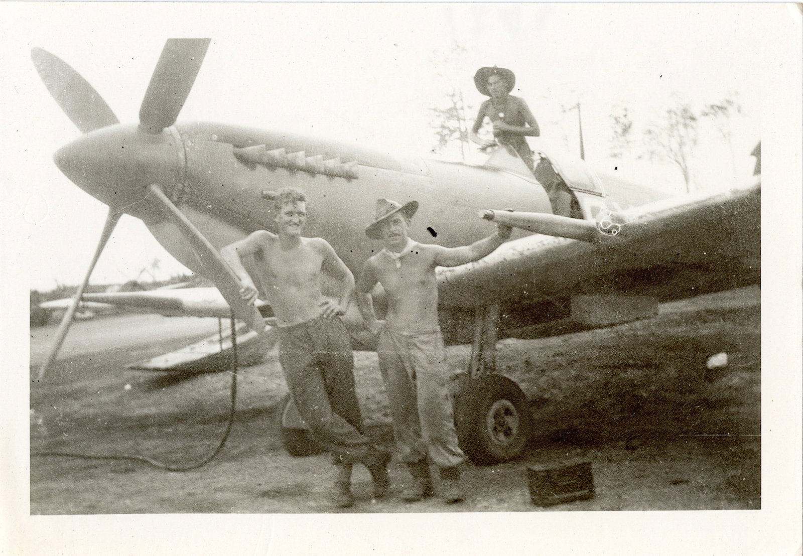 Historical US Military Pacific WarType 1 Photo 1940s: Provenance from the estate of a deceased collector in the USA. Please, see all the attached quality images showing its actual condition.The dimensions of these Pacific WW2 photos are Approx. in the ra