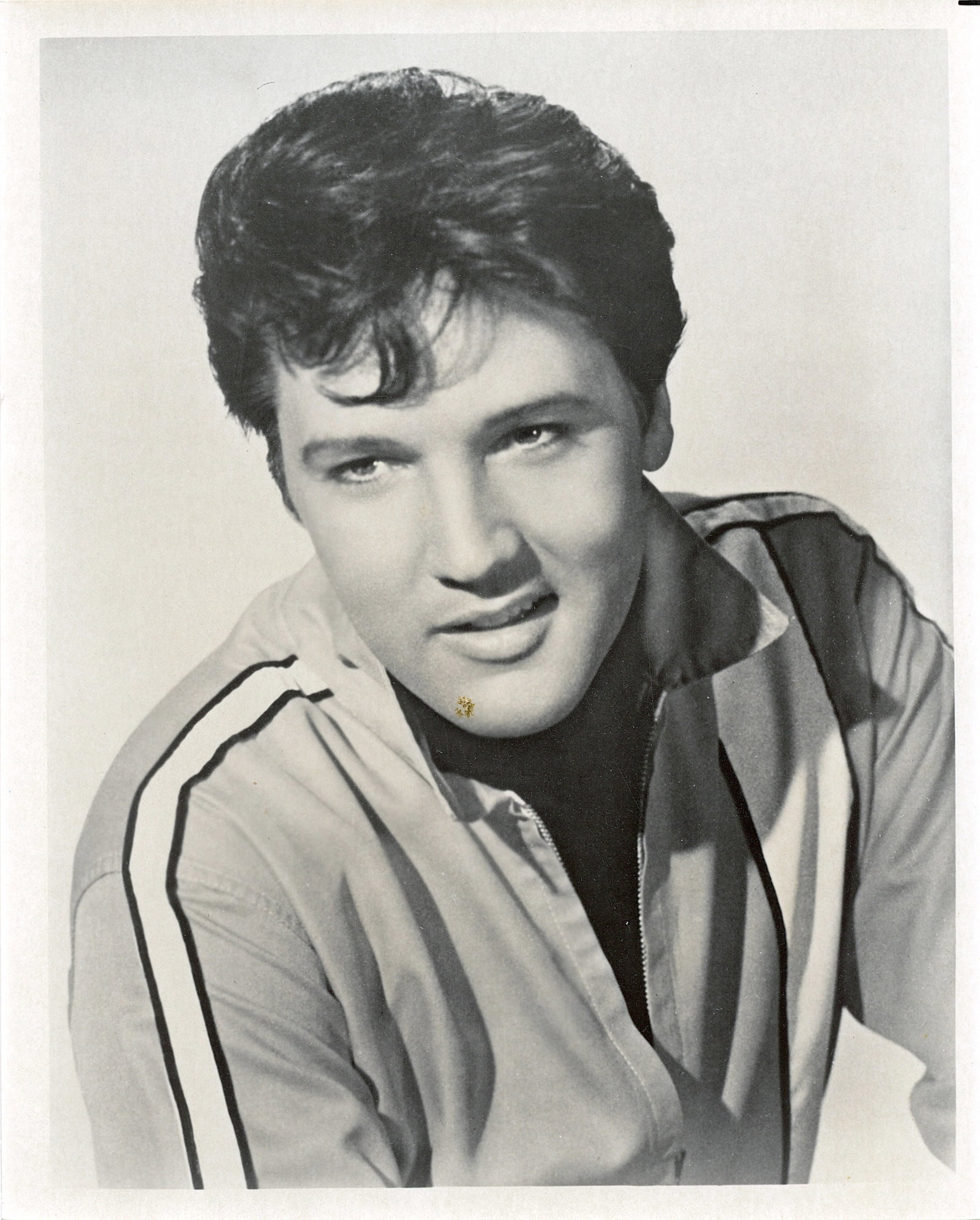 ElVIS PRESSLEY Vintage Photo 8" x 10" Estate Bunny Yeager: Provenance from the estate of a collector in RI. .We have attached quality images to show its actual condition. This lot is located in Boca Raton, Fl and its shipment will be made directly by Artelist