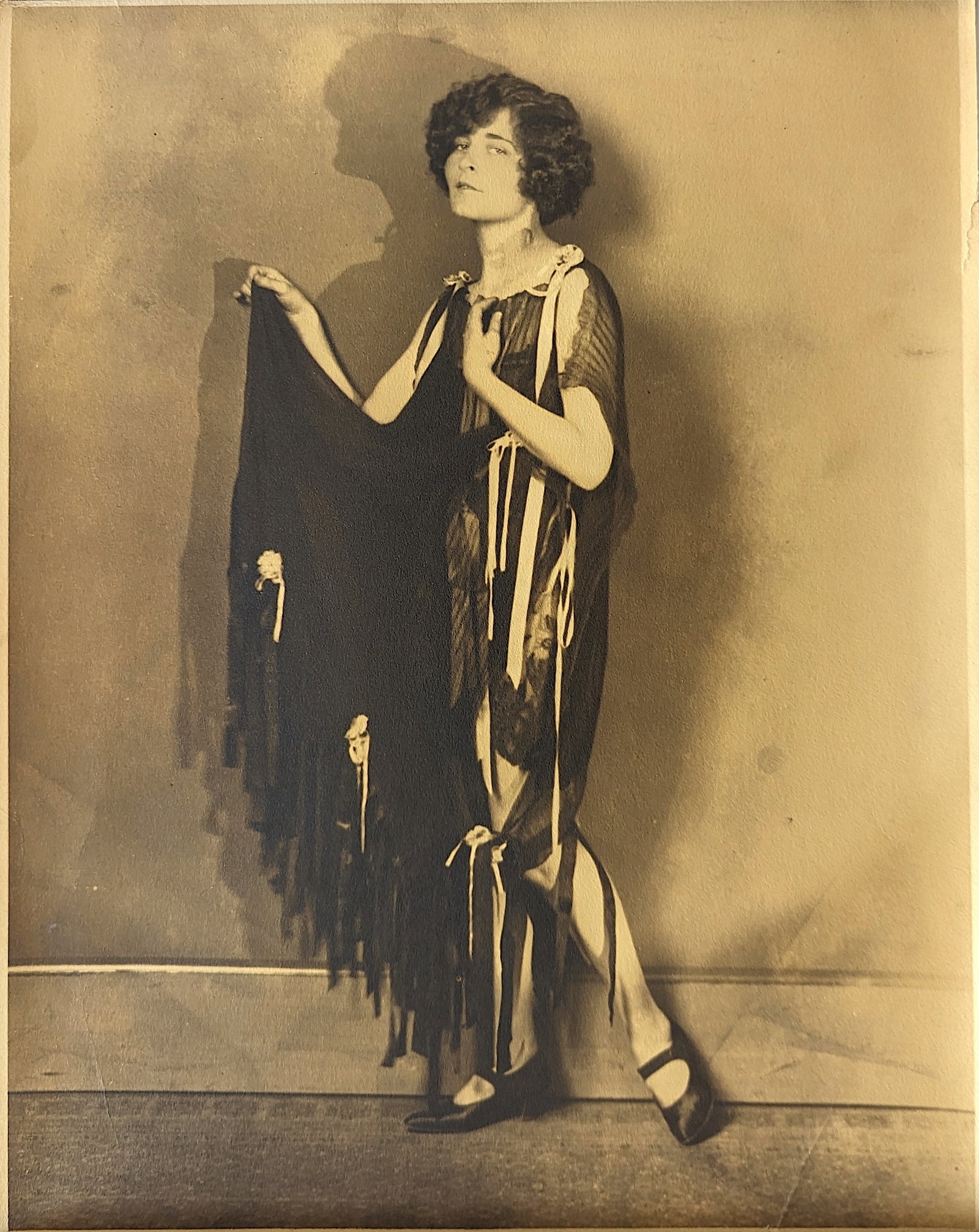 Original Antique Photo Actress Gladys Lloyd (1895-1971): We have included quality images to show it's condition and related information. Provenance from the estate of a collector in RI. The dimensions are Approx. 14" x 11" (small variances can occur). This