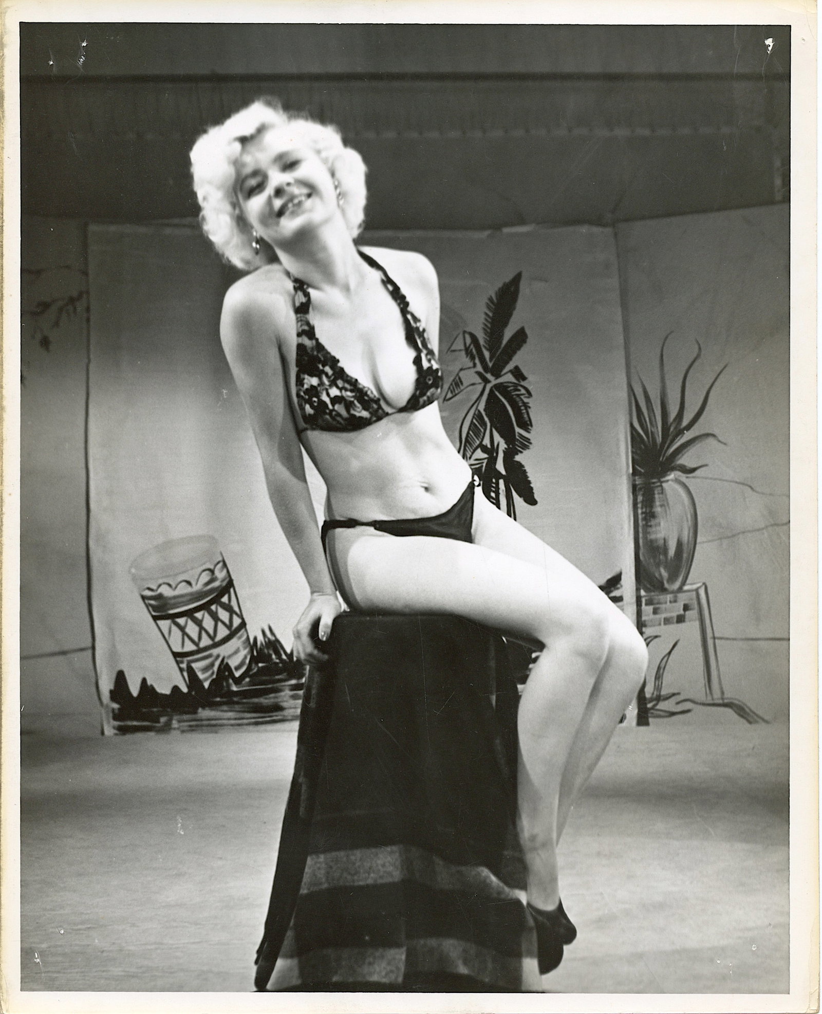 Photo Archives BUNNY YEAGER Historical American Pin Up: This lot is coming from Bunny Yeager's estate/archives. Linnea Eleanor "Bunny" Yeager (March 13, 1929 - May 24, 2014) was an American photographer and pin-up model. She met Bettie Page in 1954, and to