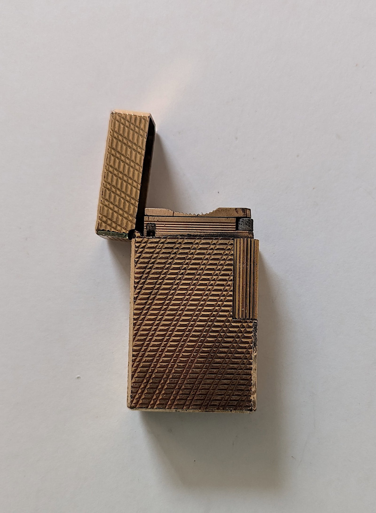 Vintage DUPONT Gold Plated Lighter: Provenance from a PBC Collector. We have included quality scans to show it's actual condition. This lot is located in Boca Raton, Fl and its shipment will be made directly by Artelisted. Shipping insu