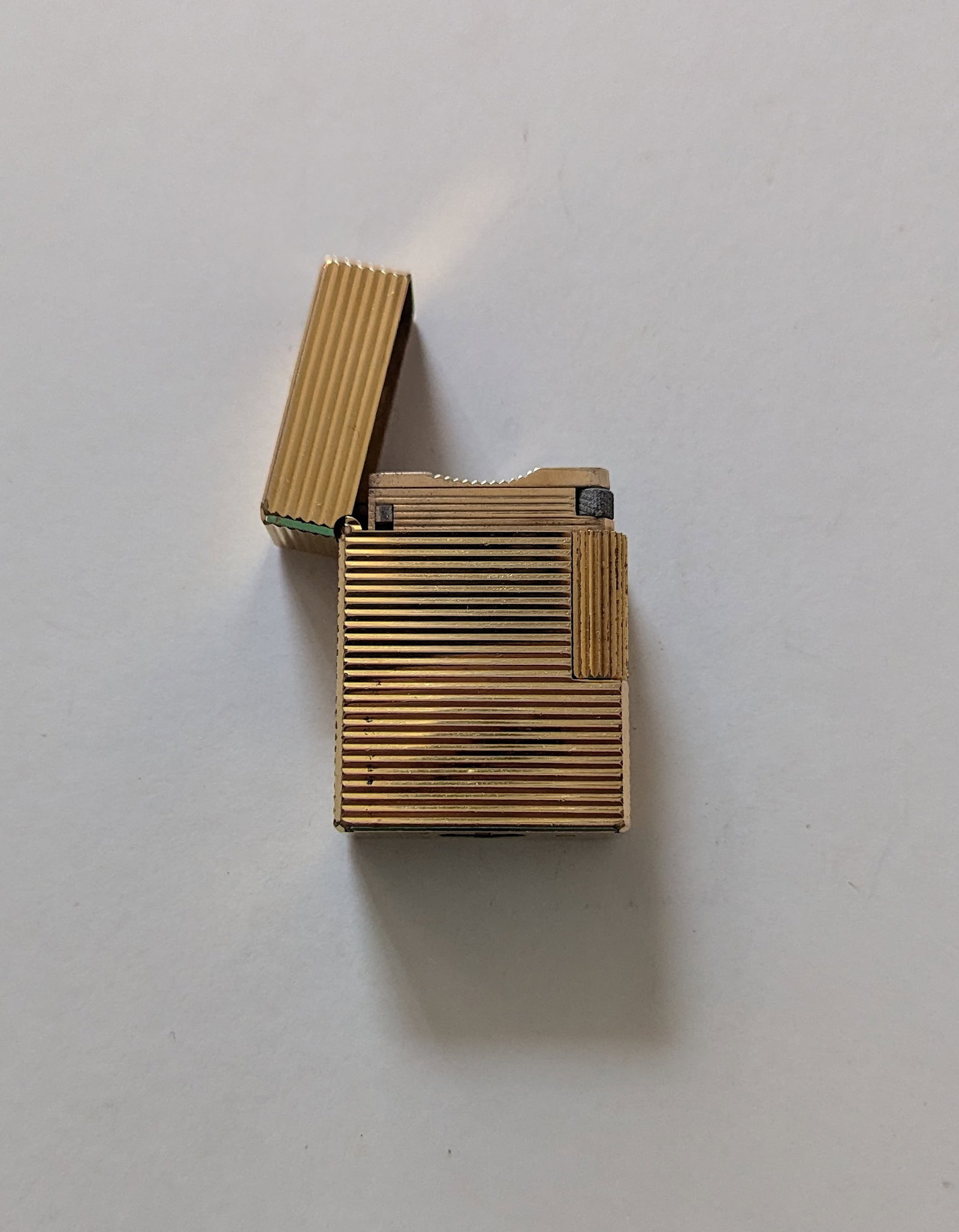 Vintage DUPONT Gold Plated Lighter: Provenance from a PBC Collector. We have included quality scans to show it's actual condition. This lot is located in Boca Raton, Fl and its shipment will be made directly by Artelisted. Shipping insu