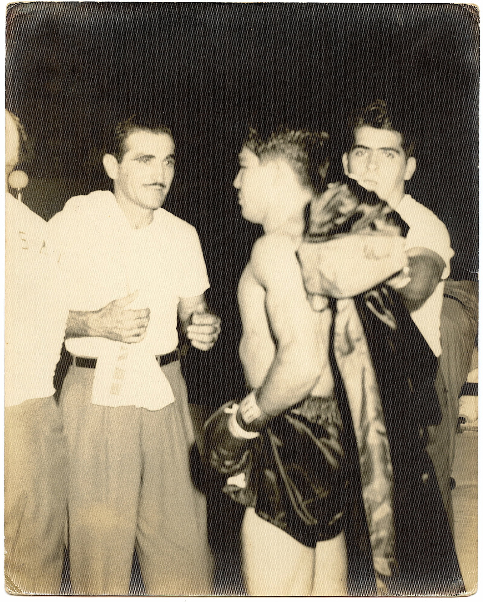 Original Vintage Photo Boxer (to identify) Golden Age Boxing: Provenance from a PBC Collector. We have included quality scans to show it's actual condition. The dimensions are Approx. 10" x 8". This lot is located in Boca Raton, Fl and its shipment will be made 