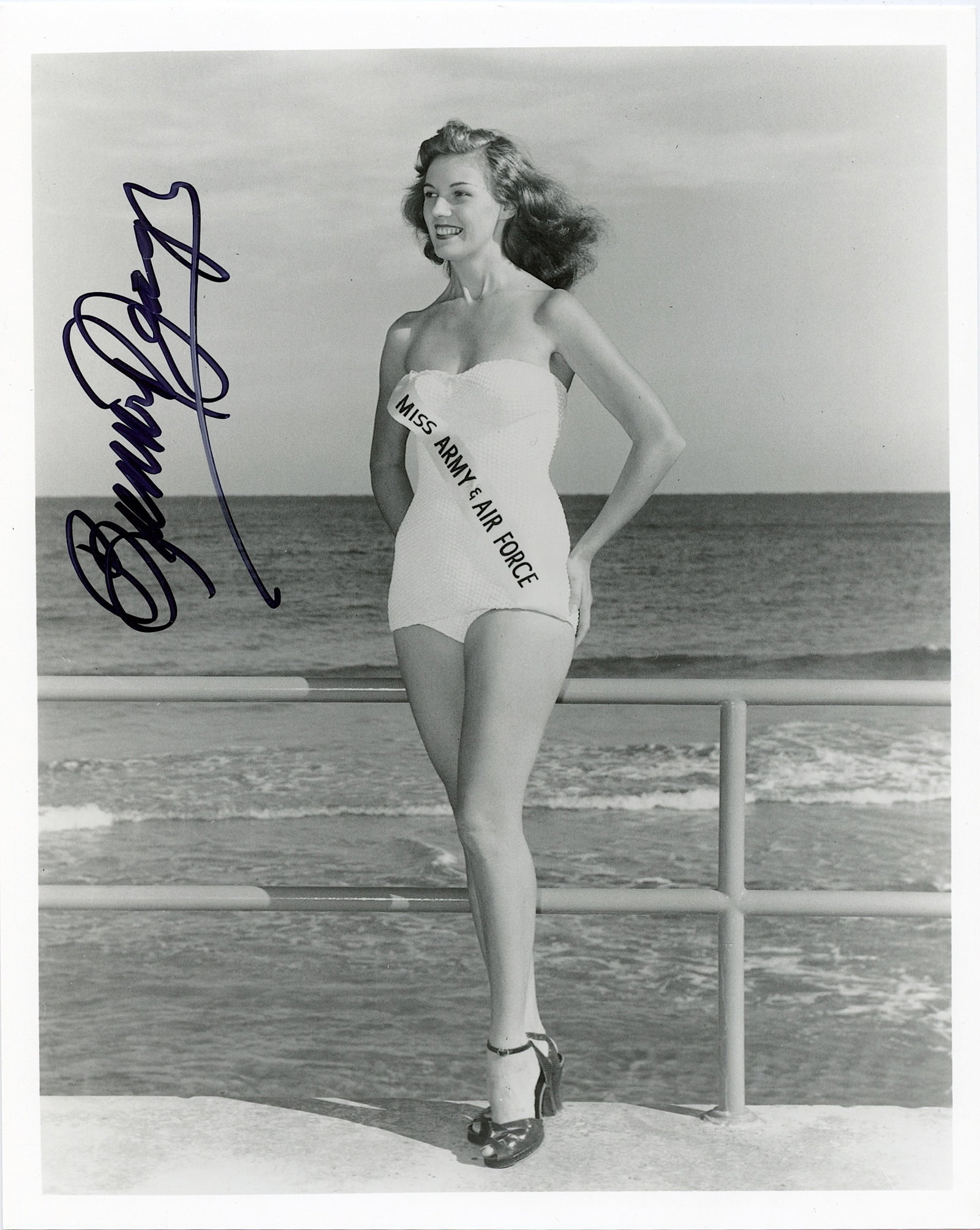 Vintage Photo BUNNY YEAGER American Pin UP SIGNED: This lot is coming from Bunny Yeager's estate/archives. Linnea Eleanor "Bunny" Yeager (March 13, 1929 - May 24, 2014) was an American photographer and pin-up model. She met Bettie Page in 1954, and to