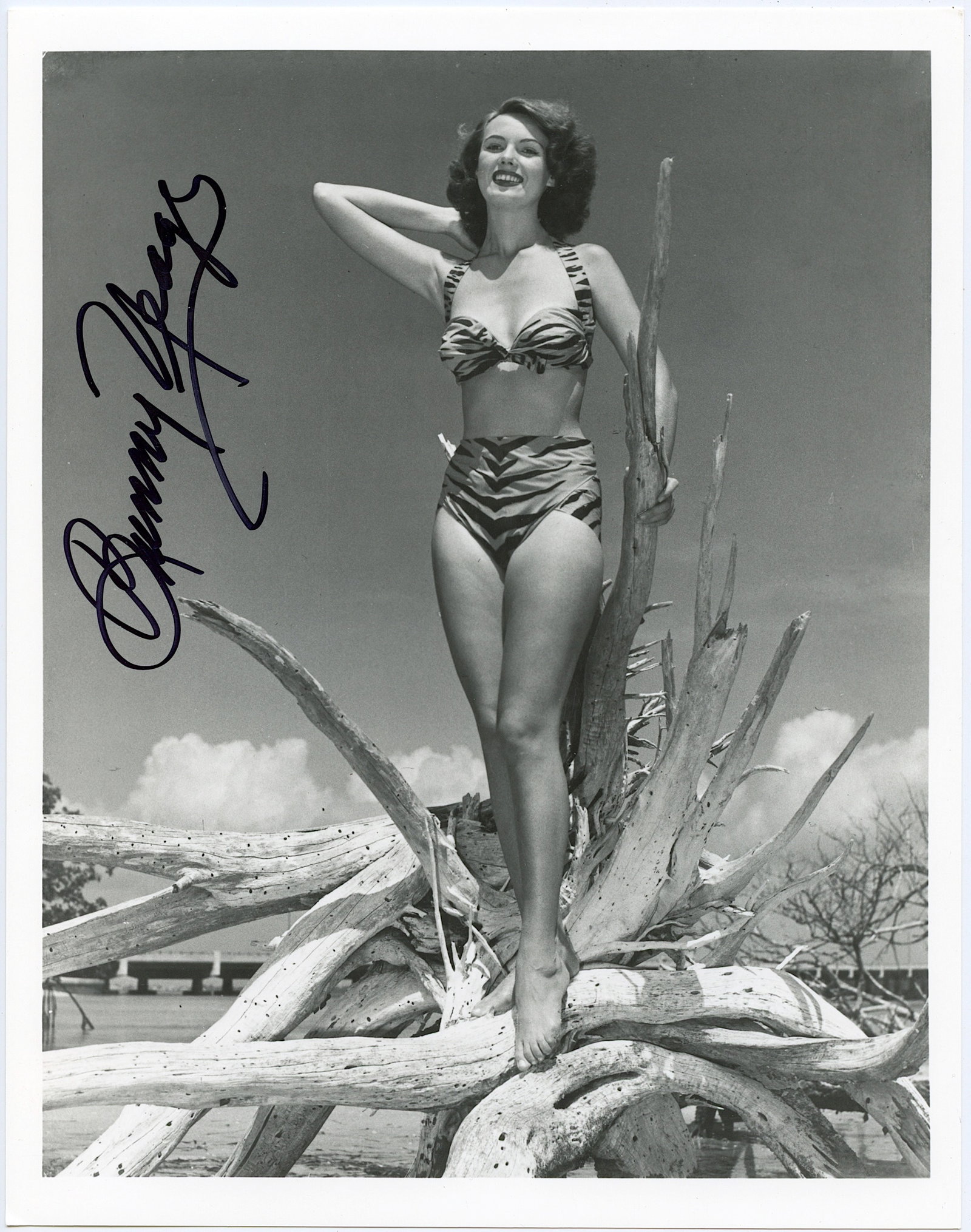 Vintage Photo BUNNY YEAGER American Pin UP SIGNED: This lot is coming from Bunny Yeager's estate/archives. Linnea Eleanor "Bunny" Yeager (March 13, 1929 - May 24, 2014) was an American photographer and pin-up model. She met Bettie Page in 1954, and to