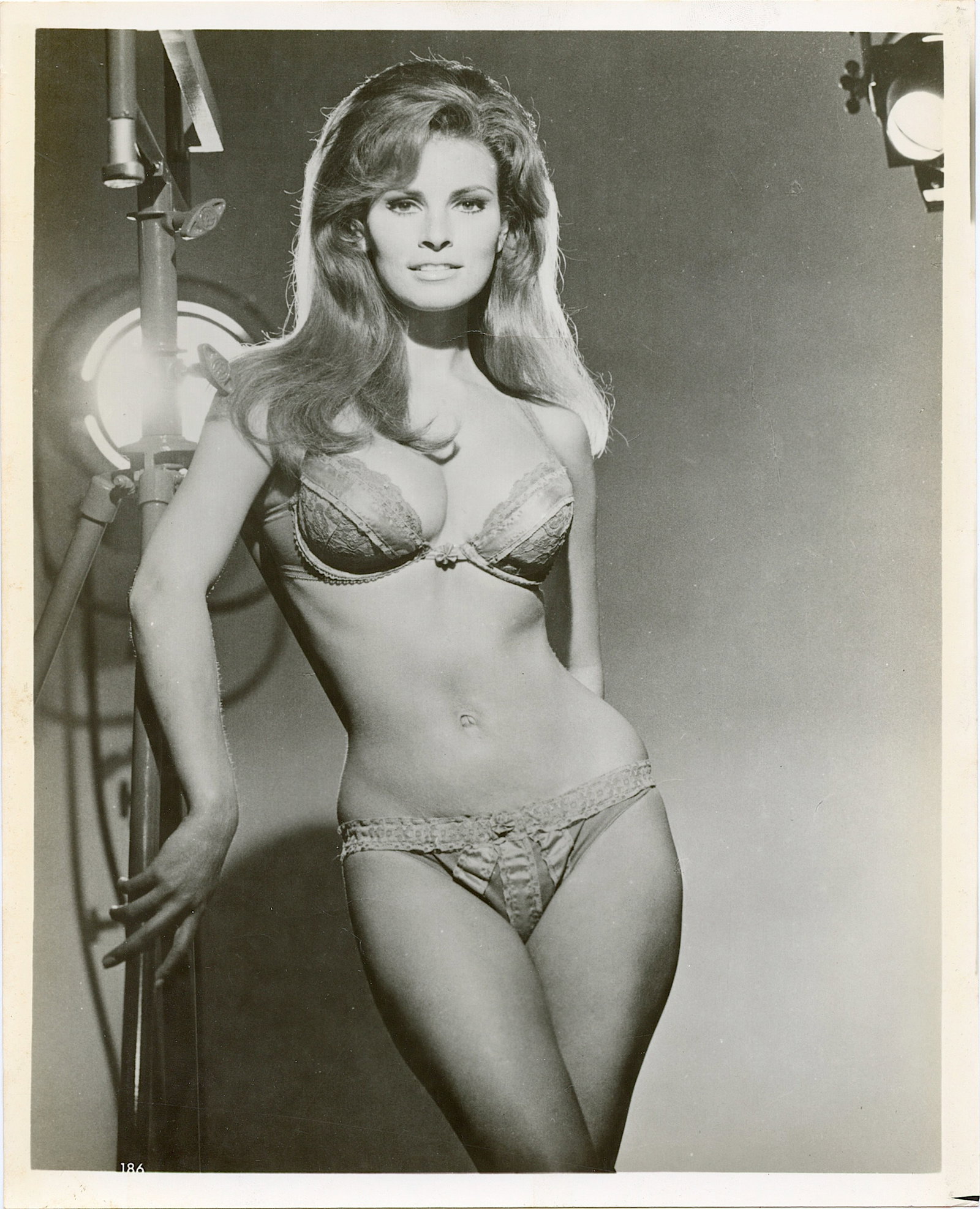Vintage Photo BUNNY YEAGER Historical American Pin UP: This lot is coming from Bunny Yeager's estate/archives. Linnea Eleanor "Bunny" Yeager (March 13, 1929 - May 24, 2014) was an American photographer and pin-up model. She met Bettie Page in 1954, and to