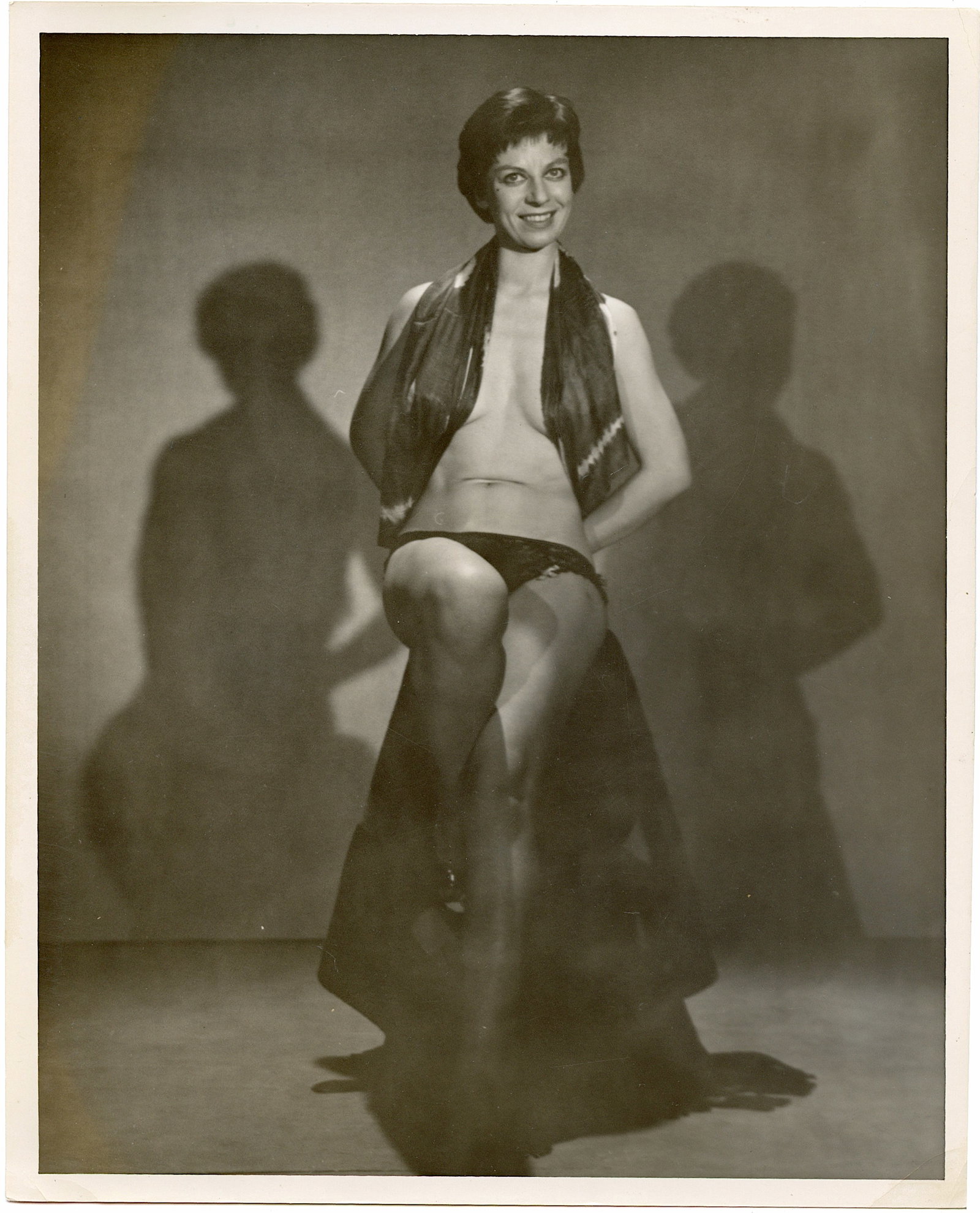 Vintage Photo BUNNY YEAGER Historical American Pin UP: This lot is coming from Bunny Yeager's estate/archives. Linnea Eleanor "Bunny" Yeager (March 13, 1929 - May 24, 2014) was an American photographer and pin-up model. She met Bettie Page in 1954, and to