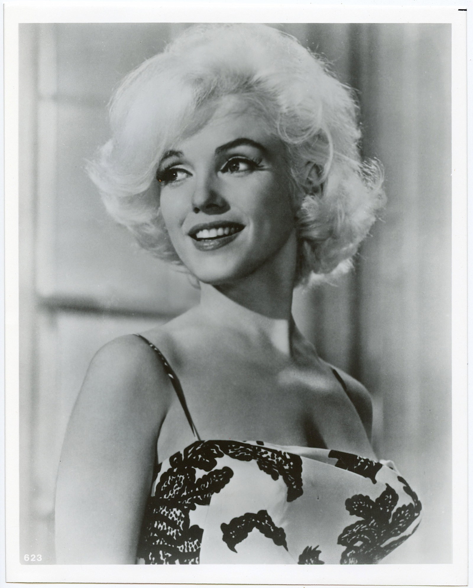 Vintage Type II Gelatine Photo MARILYN MONROE 8" x 10": This lot is coming from the estate of a collector in RI. The dimensions are Approx. 8" x 10". We have included quality scans to show it's actual condition. This lot is located in Boca Raton, Fl and it
