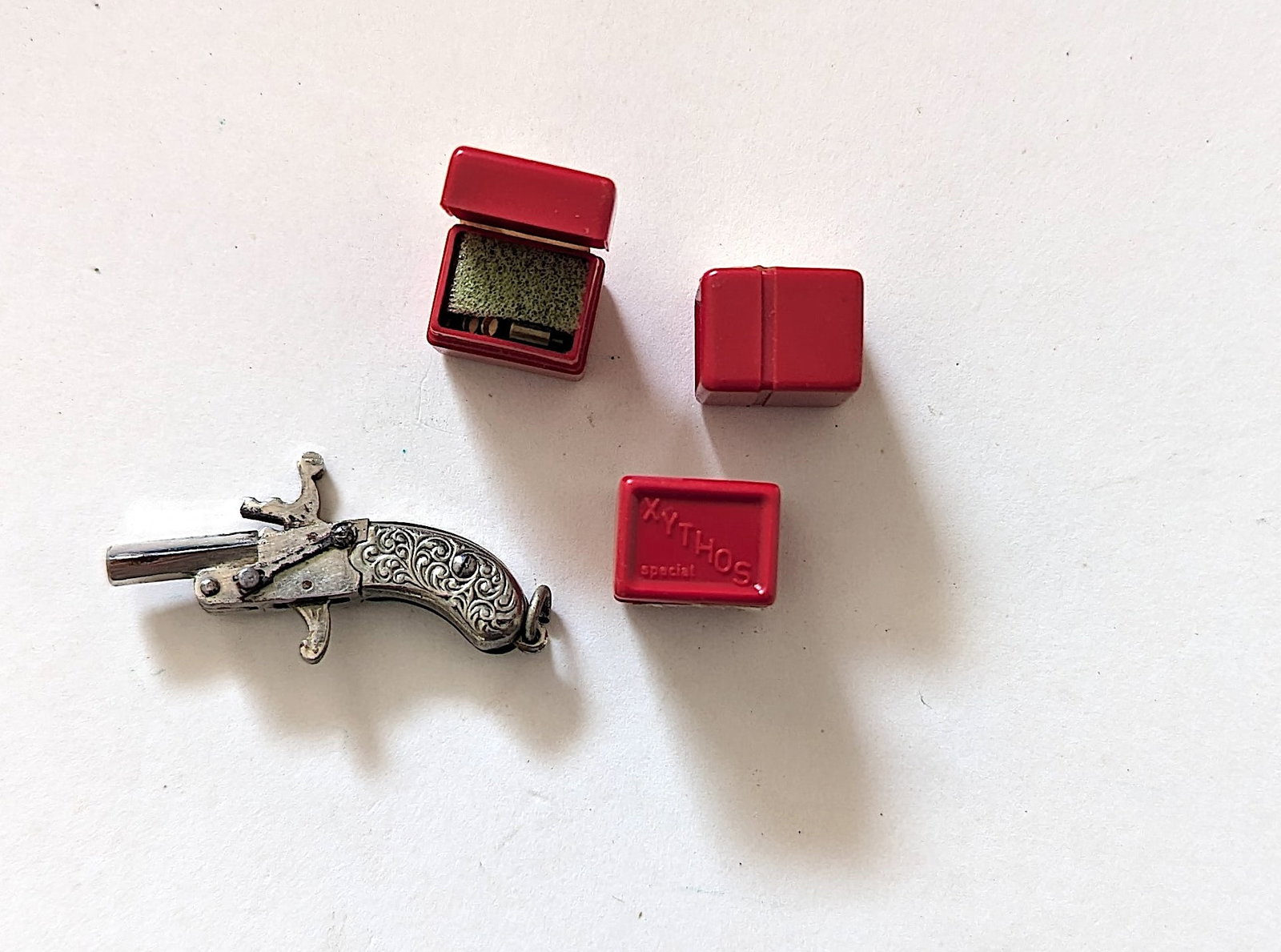 Miniature Xythos Pinfire Gun Pistol & 3 Cartridges Cases: Provenance from a deceased collector in South Florida. We have included quality images to show it's actual condition. This lot is located in Boca Raton, Fl and its shipment will be made directly by Ar