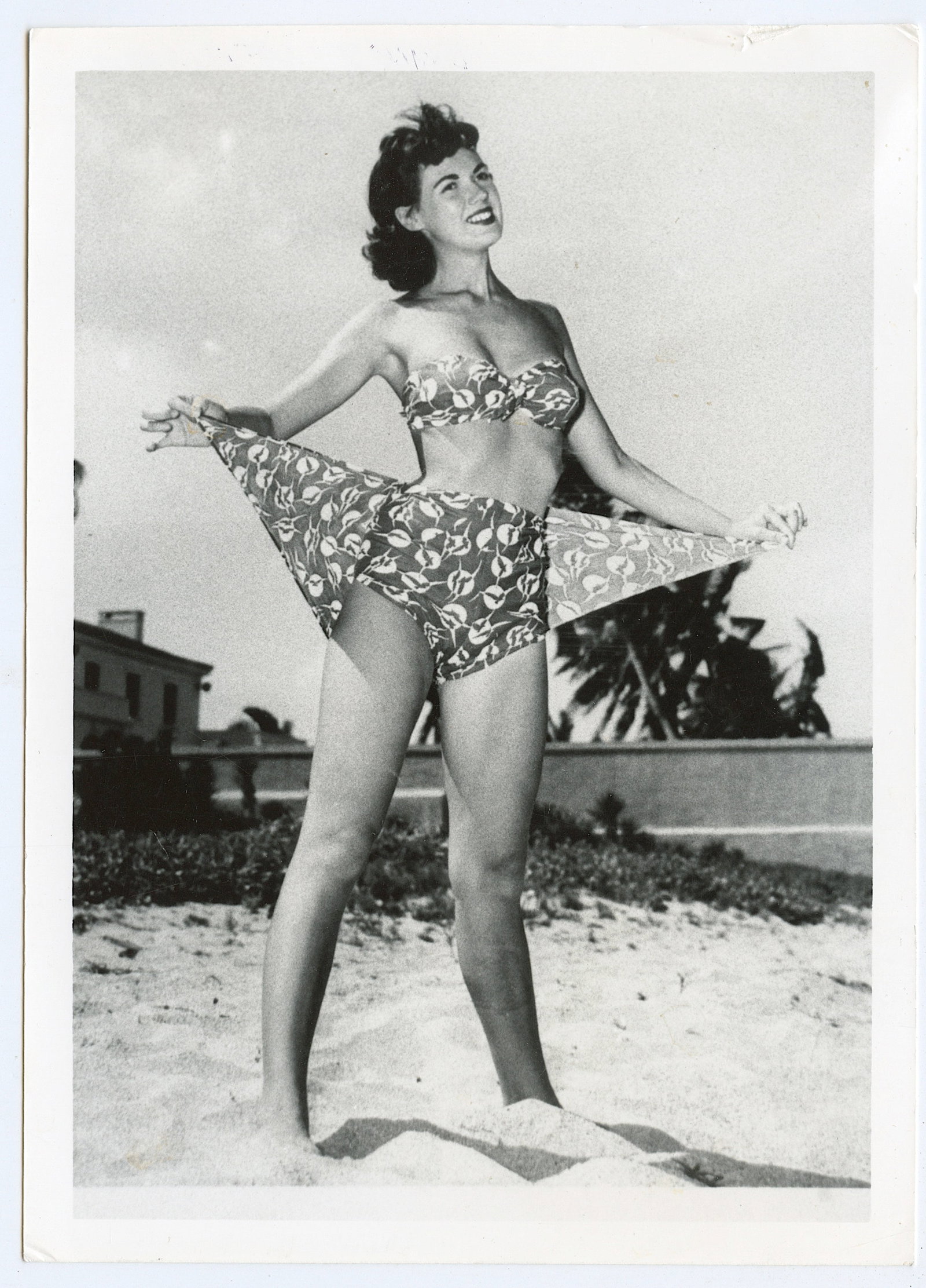 Vintage Original Photo Pin-Up Model BUNNY YEAGER Archives: This lot is coming from Bunny Yeager's estate/archives. Linnea Eleanor "Bunny" Yeager (March 13, 1929 - May 24, 2014) was an American photographer and pin-up model. She met Bettie Page in 1954, and to