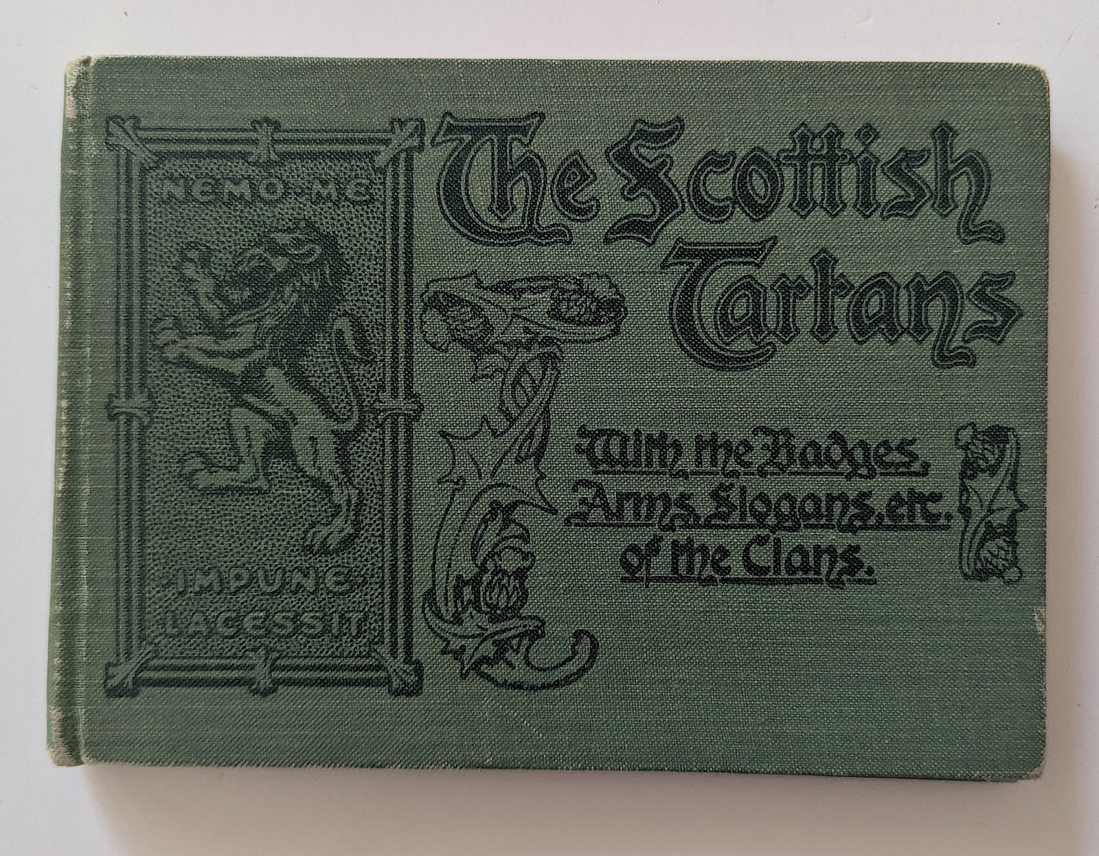 Ephemera Used Book The Scottish Tartans: This lot is from the estate of a collector in RI. We have included quaity images to show its actual condition. Please, do not hesitate to contact us if you have any question. This lot is located in Bo