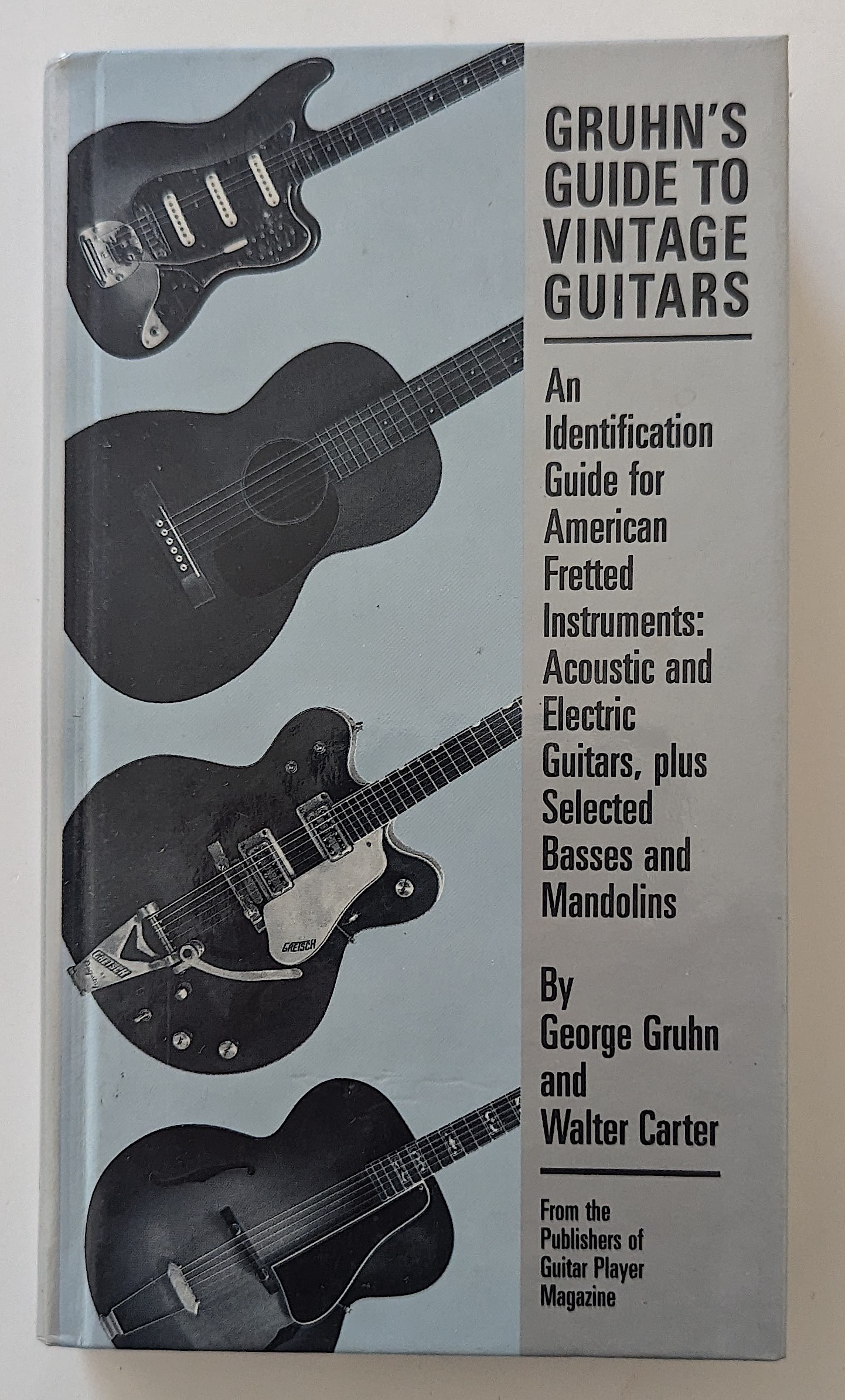 Ephemera Used Book Gruhn's Guide to Vintage Guitars: This lot is from the estate of a collector in RI. We have included quaity images to show its actual condition. Please, do not hesitate to contact us if you have any question. This lot is located in Bo