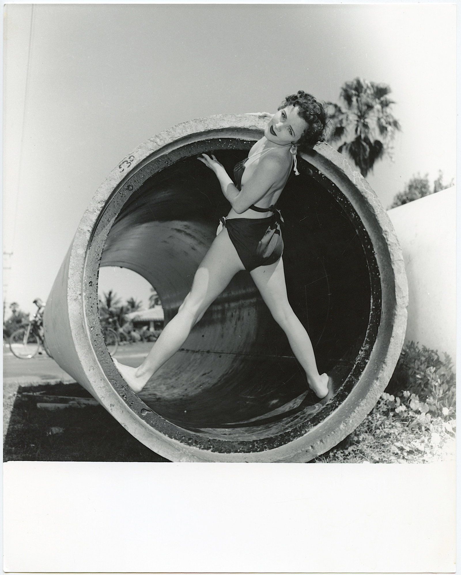 Vintage Original Photo Pin-Up Model BUNNY YEAGER Archives: This lot is coming from Bunny Yeager's estate/archives. Linnea Eleanor "Bunny" Yeager (March 13, 1929 - May 24, 2014) was an American photographer and pin-up model. She met Bettie Page in 1954, and to