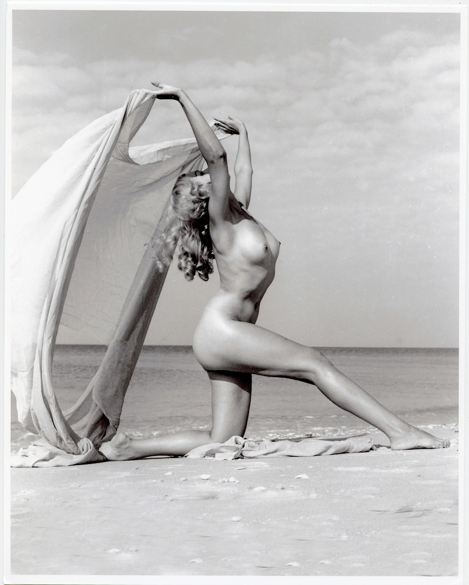 Vintage Original Photo Pin-Up Model BUNNY YEAGER Archives: This lot is coming from Bunny Yeager's estate/archives. Linnea Eleanor "Bunny" Yeager (March 13, 1929 - May 24, 2014) was an American photographer and pin-up model. She met Bettie Page in 1954, and to