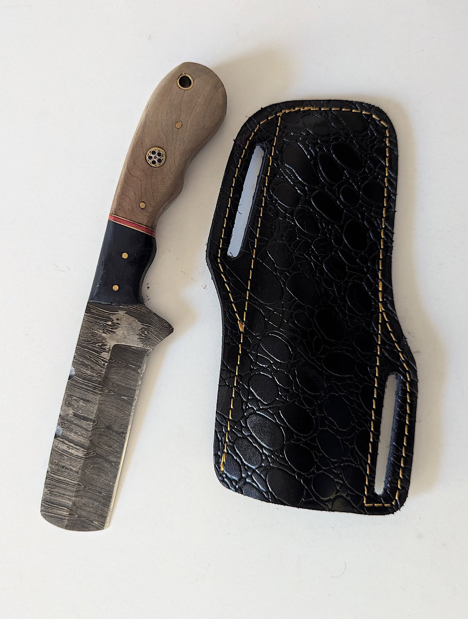 Handcrafted Heirloom Damaskus Steel Knife 8.5" Long: These aren't your average factory-made knives. Each handmade damascus knife is a unique work of art, forged with time-honored techniques and the skill of a dedicated craftsperson. The distinctive laye