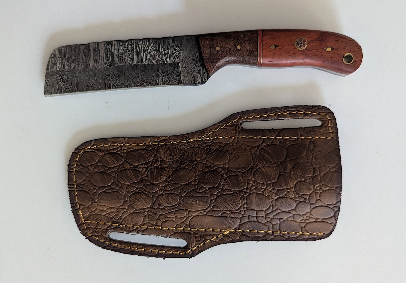 Handcrafted Heirloom Damaskus Steel Knife 8" Long: These aren't your average factory-made knives. Each handmade damascus knife is a unique work of art, forged with time-honored techniques and the skill of a dedicated craftsperson. The distinctive laye