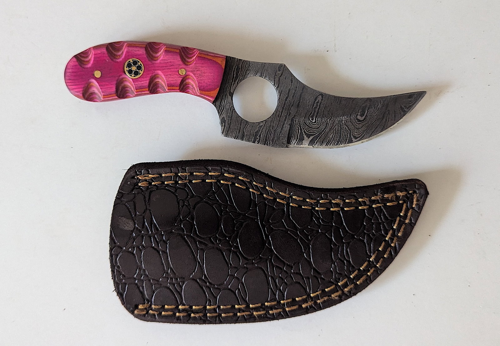 Handcrafted Heirloom Damaskus Steel Knife 6" Long: These aren't your average factory-made knives. Each handmade damascus knife is a unique work of art, forged with time-honored techniques and the skill of a dedicated craftsperson. The distinctive laye