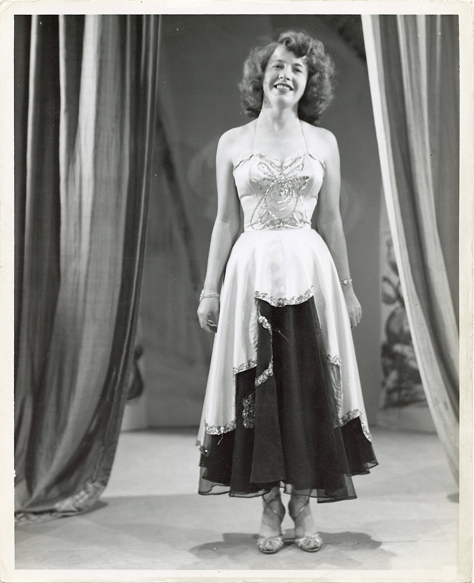 Vintage Photo Archives BUNNY YEAGER Historical American Pin UP: This lot is coming from Bunny Yeager's estate/archives. Linnea Eleanor "Bunny" Yeager (March 13, 1929 - May 24, 2014) was an American photographer and pin-up model. She met Bettie Page in 1954, and to