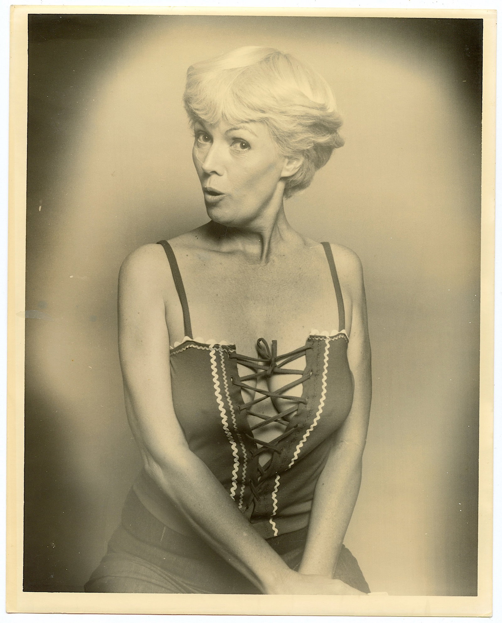 Vintage Photo Archives BUNNY YEAGER Historical American Pin UP: This lot is coming from Bunny Yeager's estate/archives. Linnea Eleanor "Bunny" Yeager (March 13, 1929 - May 24, 2014) was an American photographer and pin-up model. She met Bettie Page in 1954, and to