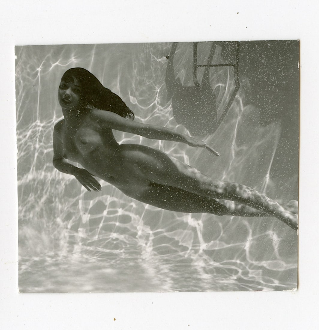 ANDRÉ DE DIENES Vintage Photo 1950s-1960s Nude Study: The provenance of this photo is from the archives of notable photographer André de Dienes. The dimensions are Approx. 2.75" x 2.75" (small variances can occur). This black and white gelatin photo was