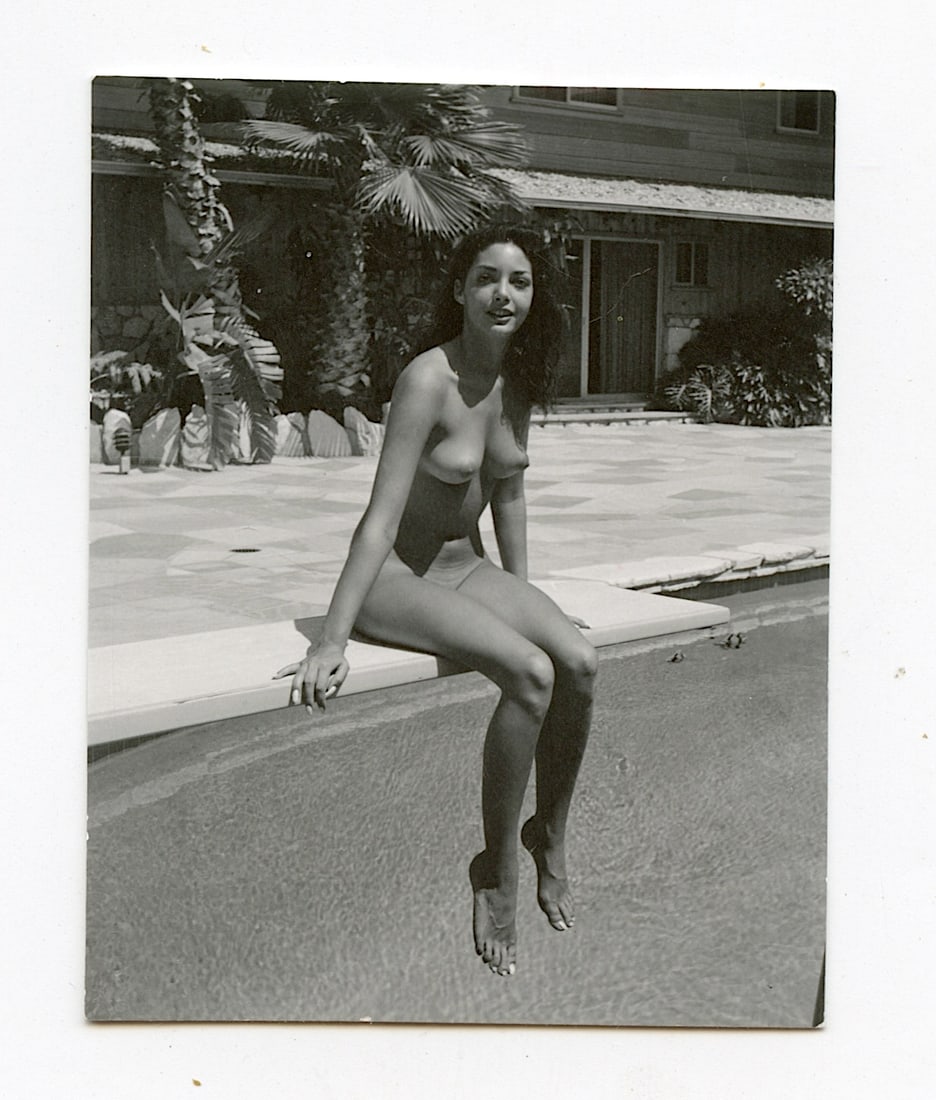 ANDRÉ DE DIENES Vintage Photo 1950s-1960s Nude Study: The provenance of this photo is from the archives of notable photographer André de Dienes. The dimensions are Approx. 2.75" x 2.75" (small variances can occur). This black and white gelatin photo was