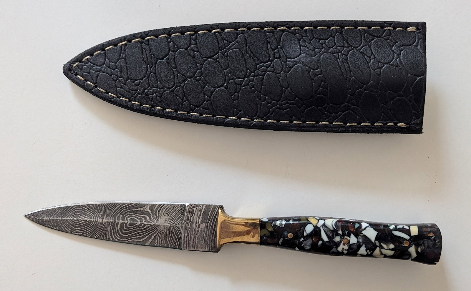 Handcrafted Heirloom Damaskus Steel Knife 8.5" Long: These aren't your average factory-made knives. Each handmade damascus knife is a unique work of art, forged with time-honored techniques and the skill of a dedicated craftsperson. The distinctive laye