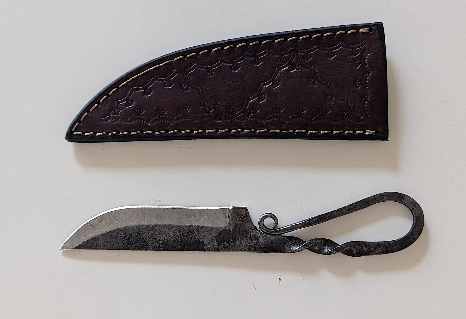 Handcrafted Heirloom Damaskus Steel Knife 8" Long: These aren't your average factory-made knives. Each handmade damascus knife is a unique work of art, forged with time-honored techniques and the skill of a dedicated craftsperson. The distinctive laye