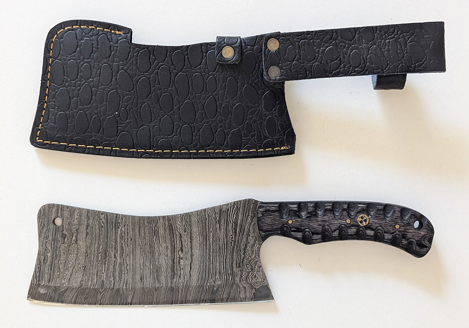 Handcrafted Heirloom Damaskus Steel Knife 12" Long: These aren't your average factory-made knives. Each handmade damascus knife is a unique work of art, forged with time-honored techniques and the skill of a dedicated craftsperson. The distinctive laye