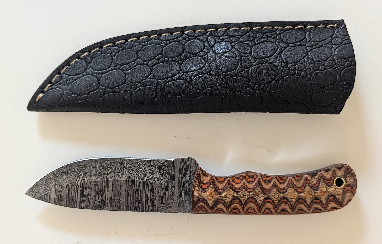 Handcrafted Heirloom Damaskus Steel Knife 8" Long: These aren't your average factory-made knives. Each handmade damascus knife is a unique work of art, forged with time-honored techniques and the skill of a dedicated craftsperson. The distinctive laye
