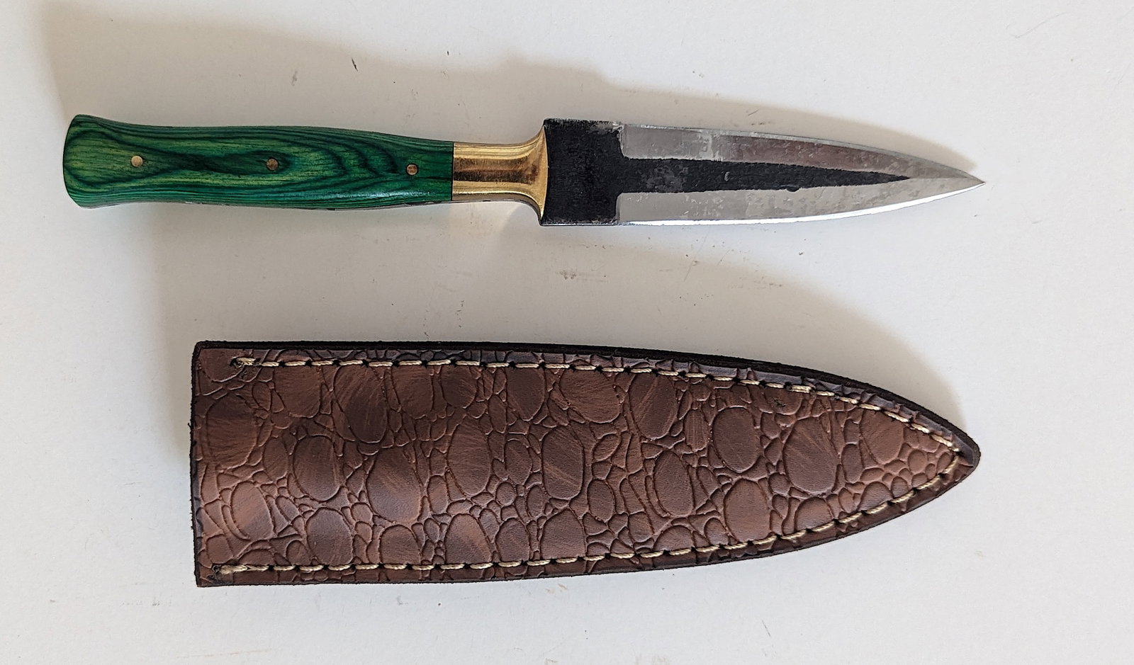 Handcrafted Heirloom Damaskus Steel Knife 8.5" Long: These aren't your average factory-made knives. Each handmade damascus knife is a unique work of art, forged with time-honored techniques and the skill of a dedicated craftsperson. The distinctive laye