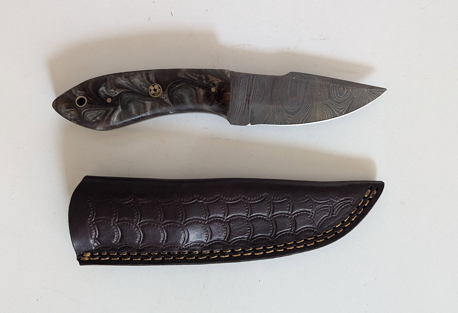Handcrafted Heirloom Damaskus Steel Knife 8" Long: These aren't your average factory-made knives. Each handmade damascus knife is a unique work of art, forged with time-honored techniques and the skill of a dedicated craftsperson. The distinctive laye
