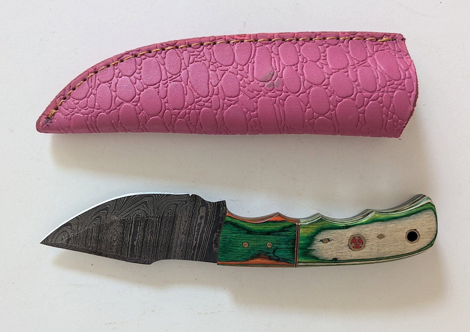 Handcrafted Heirloom Damaskus Steel Knife 8.5" Long: These aren't your average factory-made knives. Each handmade damascus knife is a unique work of art, forged with time-honored techniques and the skill of a dedicated craftsperson. The distinctive laye