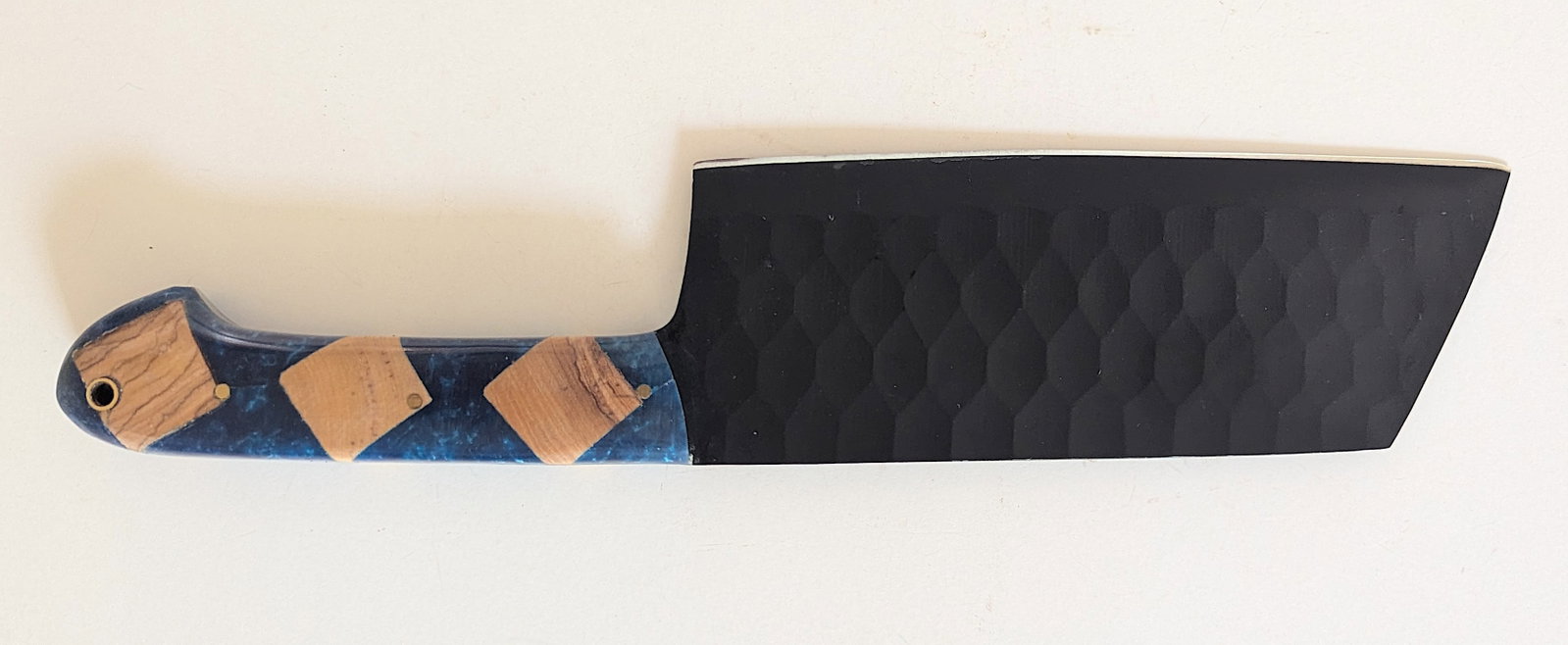 Handcrafted Heirloom Damaskus Steel Knife 12" Long: These aren't your average factory-made knives. Each handmade damascus knife is a unique work of art, forged with time-honored techniques and the skill of a dedicated craftsperson. The distinctive laye